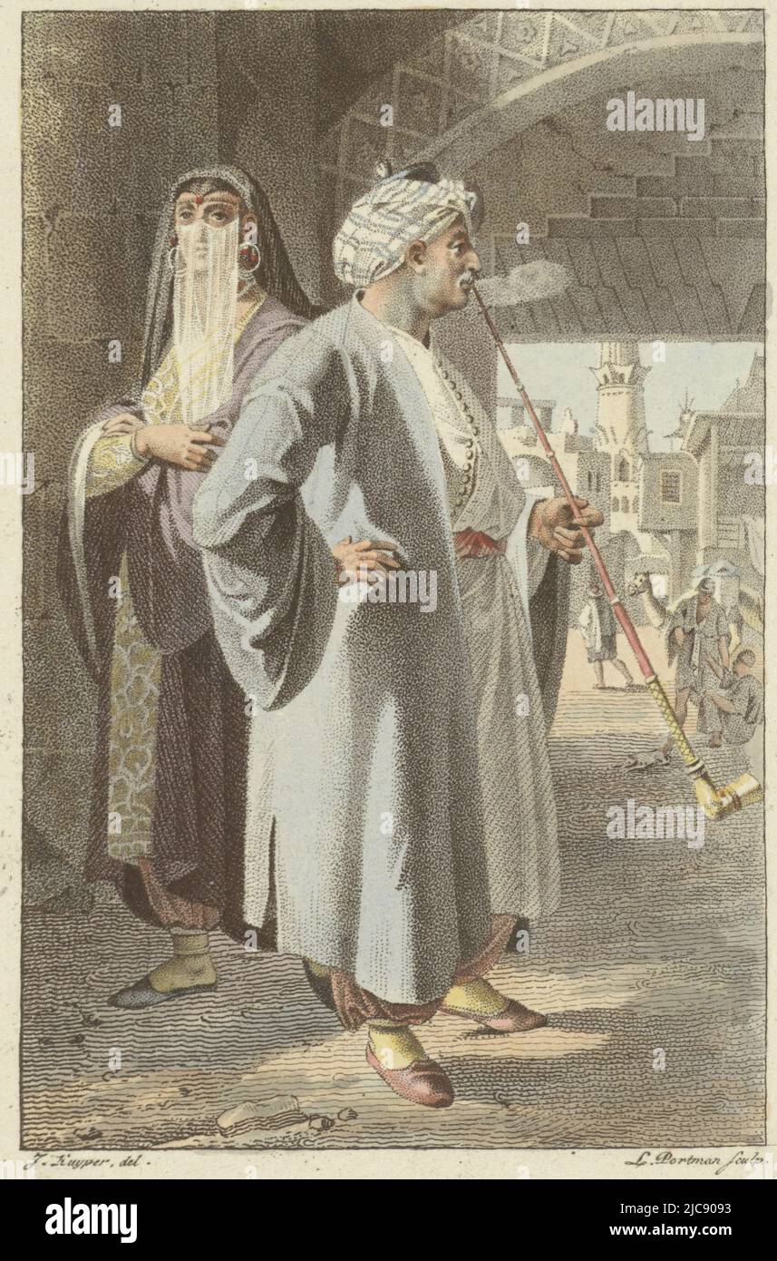Ein Mann, der auf der Straße eine Pfeife raucht. Hinter ihm eine verschleierte Frau. Im Hintergrund ein Blick durch ein Quadrat. Einwohner Ägyptens Egijpts , Druckerei: Ludwig Gottlieb Portman, (auf Objekt erwähnt), Zeichner: Jacques Kuyper, (auf Objekt erwähnt), Amsterdam, 1807, Papier, Ätzung, H 242 mm × B 153 mm Stockfoto
