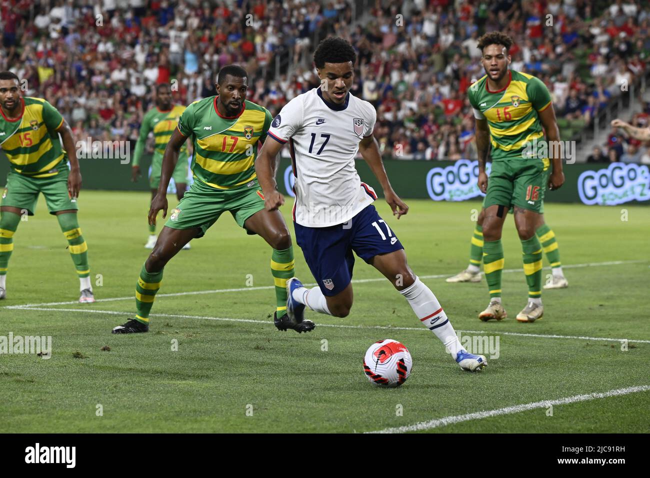Austin, Texas USA, 10.. Juni 2022: Der US-Amerikaner MALIK TILLMAN (17) steht beim zweiten Halbkampf eines Spiels der CONCACAF Nation's League im Austin-Stadion Q2 vor dem Tor, das TYRONE STERLING aus Grenada (17 in Grün) verteidigt hat. Dies ist das letzte Spiel der US-Nationalmannschaft der Männer (USMNT) in den USA vor der FIFA-Weltmeisterschaft 2022. Kredit: Bob Daemmrich/Alamy Live Nachrichten Stockfoto