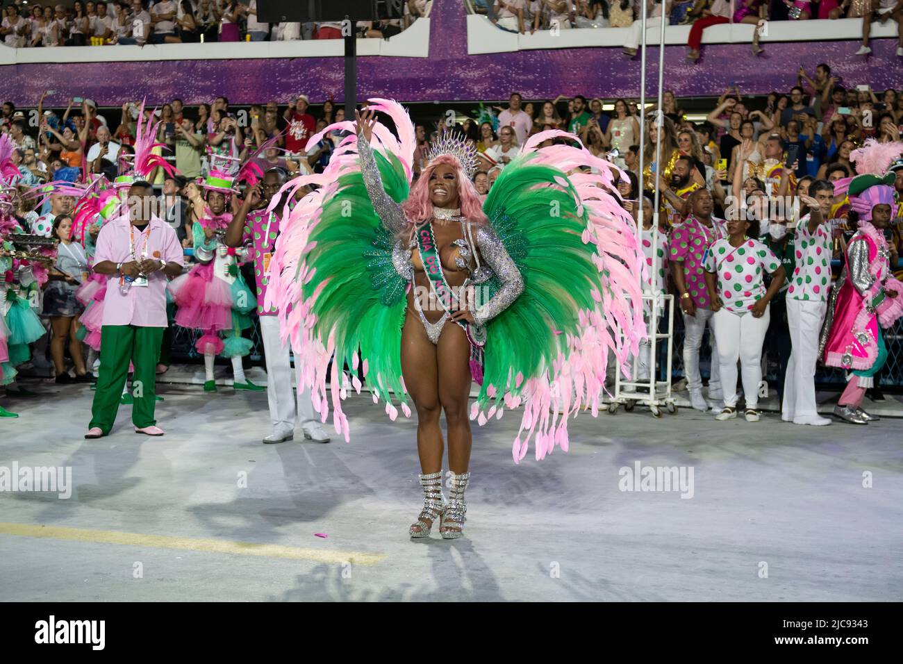 Rio, Brasilien - 22. april 2022: Drums Queen Evelyn Bastos während der Samba School Mangueira im Karneval von Rio, die im Marques de Sapucai Sambadrome stattfand Stockfoto