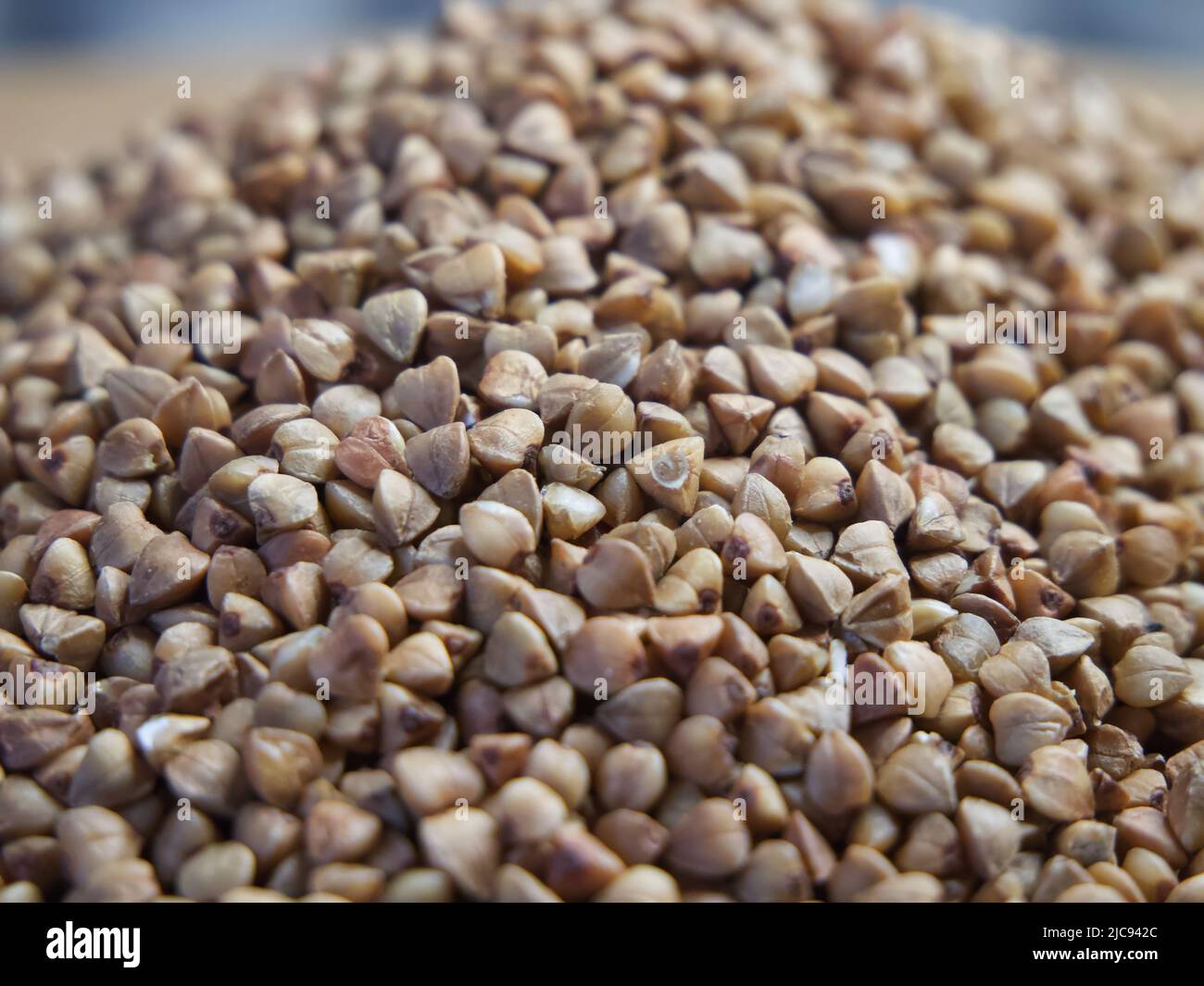Organischer Buchweizen groats Makro Hintergrund. Geröstete, trockene Buchweizenkörner, Textur aus der Nähe. Vollkorn-Buchweizensamen für glutenfreie Ernährung, vegetarisch Stockfoto