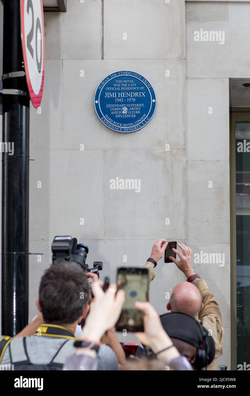 Marble Arch, London, Großbritannien, 10. 2022. Juni, die Blaue Plakette enthüllt den legendären Gitarristen Jimi Hendrix im Hard Rock Hotel London Stockfoto