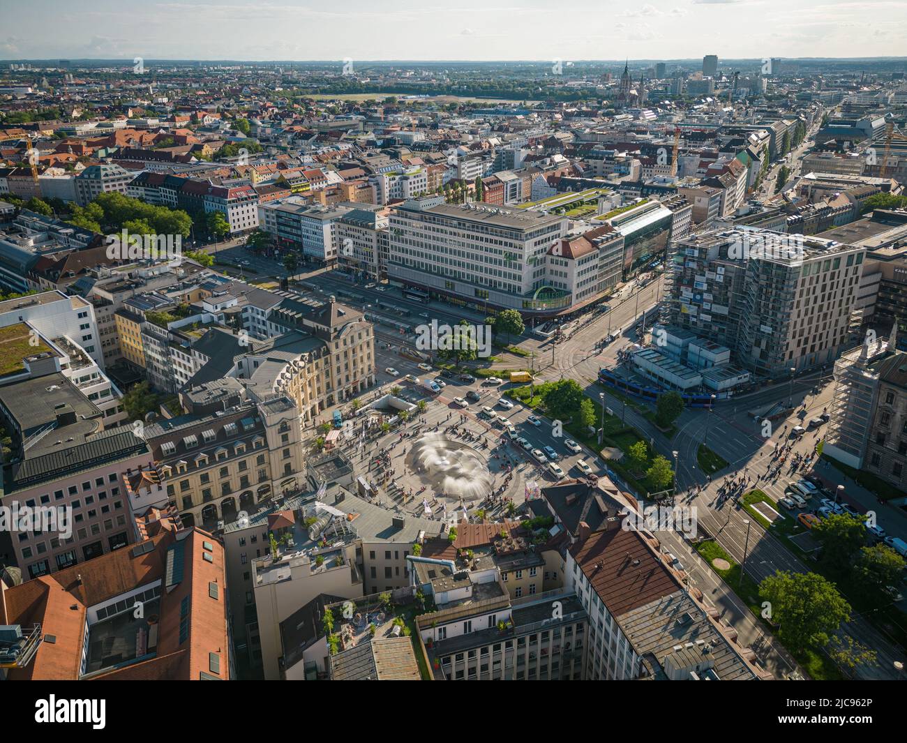 München, Deutschland - Juni 10: Luftaufnahme der Gebäudefassade des Lagerhauses der Galerie Kaufhof am Stachus am 10. Juni 2022 in München. Das Lager ist Stockfoto