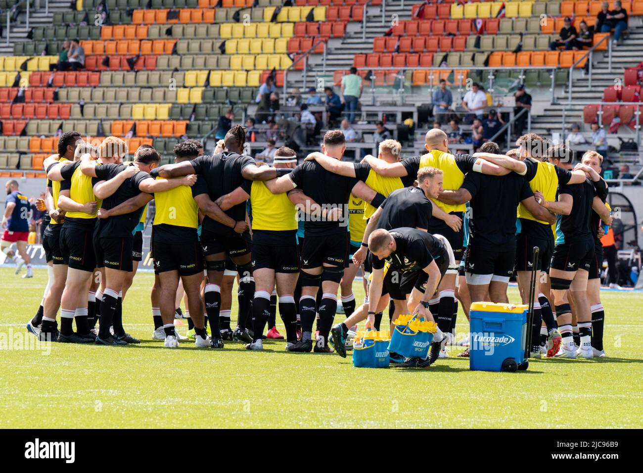 London, Großbritannien. 11.. Juni 2022. Saracens Team Huddle in London, Vereinigtes Königreich am 6/11/2022. (Foto von Richard Washbrooke/News Images/Sipa USA) Quelle: SIPA USA/Alamy Live News Stockfoto