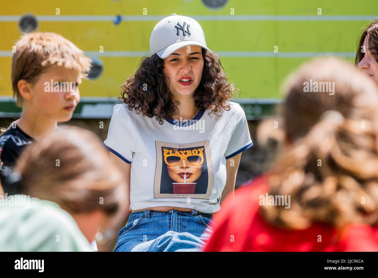 London, Großbritannien. 11.. Juni 2022. Ein Junge feiert seinen 7.. Geburtstag mit Kuchen für die Gruppe - Familes4Peace begrüßt ukrainische Mütter und Kinder aus ganz Nordwest-London an der Cavendish School in Camden. Referenten geben praktische Informationen über den Zugang zu Dienstleistungen, Umzugsberatung und Jobs, während Kinder spielen, unterstützt durch Freiwillige. Sie profitieren davon, dass sie sich in der gleichen Situation mit anderen zusammentun und hoffentlich dazu beitragen, das Trauma eines Umzugerichts in ein neues Land zu verringern, während sie Familienmitglieder zurücklassen, um Unsicherheit und Gefahr zu sehen. ‘London steht mit der Ukraine'. Kredit: Guy Bell/Alamy Live Nachrichten Stockfoto