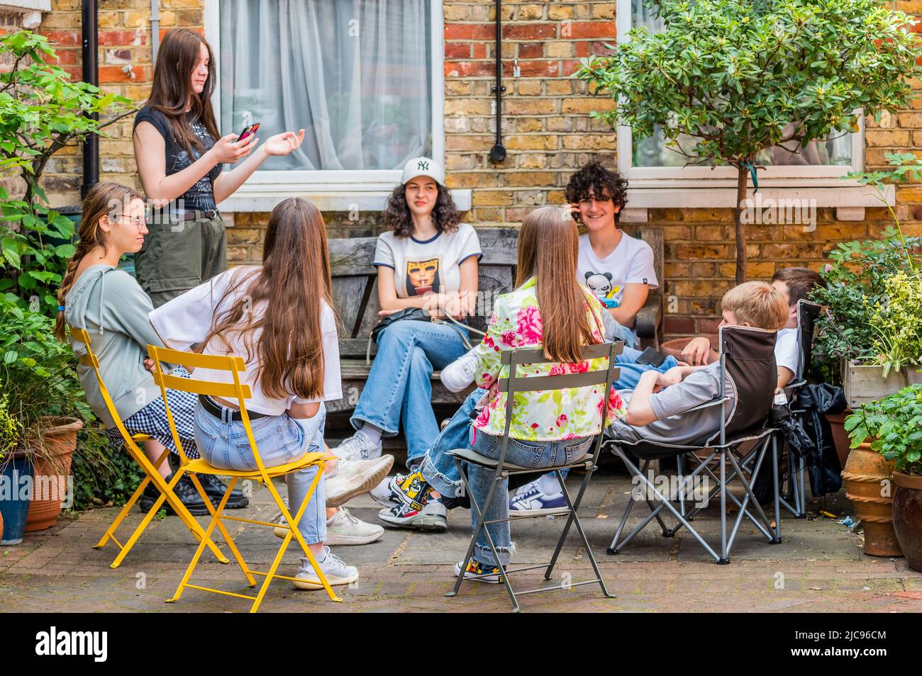 London, Großbritannien. 11.. Juni 2022. Familes4Peace heißt ukrainische Mütter und Kinder aus ganz Nordwest-London in der Cavendish School in Camden willkommen. Referenten geben praktische Informationen über den Zugang zu Dienstleistungen, Umzugsberatung und Jobs, während Kinder spielen, unterstützt durch Freiwillige. Sie profitieren davon, dass sie sich in der gleichen Situation mit anderen zusammentun und hoffentlich dazu beitragen, das Trauma eines Umzugerichts in ein neues Land zu verringern, während sie Familienmitglieder zurücklassen, um Unsicherheit und Gefahr zu sehen. ‘London steht mit der Ukraine'. Kredit: Guy Bell/Alamy Live Nachrichten Stockfoto