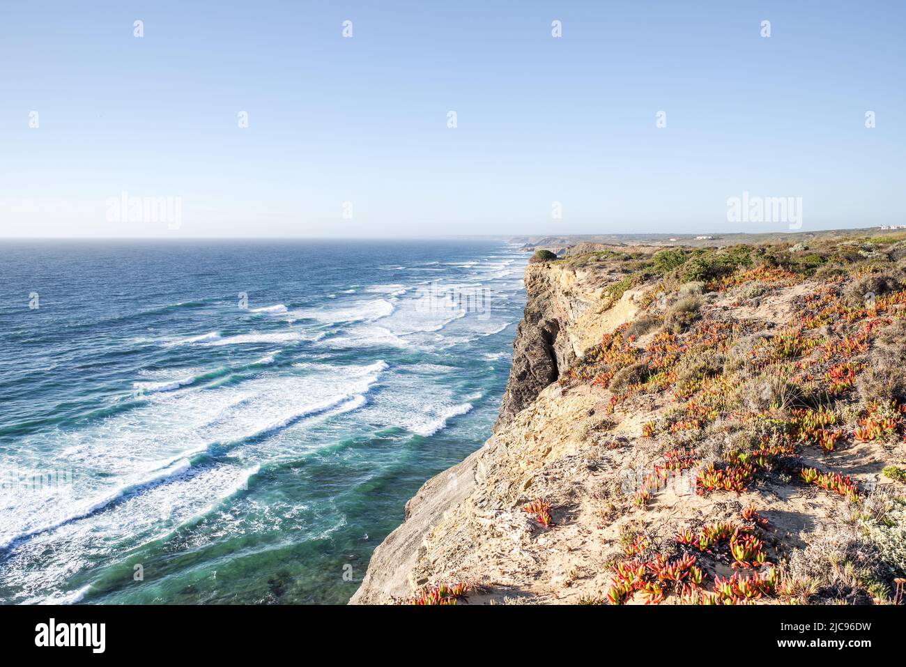 Blick auf den Atlantik von den Klippen der Costa Vicentine bei Monte Clerigo - Algarve, Portugal Stockfoto