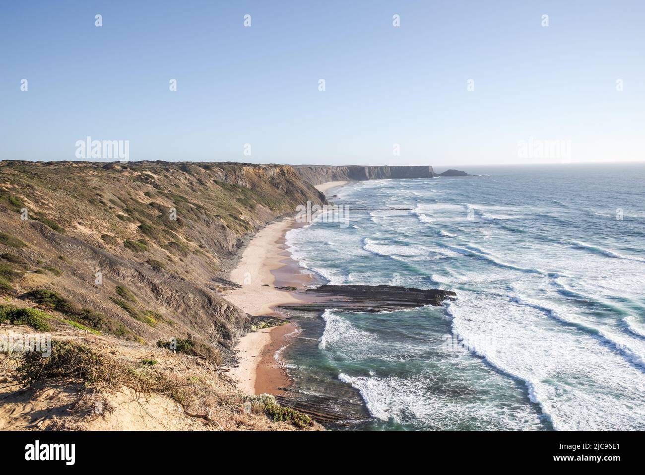 Blick auf den Strand Praia do Coelha von den Klippen der Costa Vicentine in der Nähe des Monte Clerigo - Algarve, Portugal Stockfoto