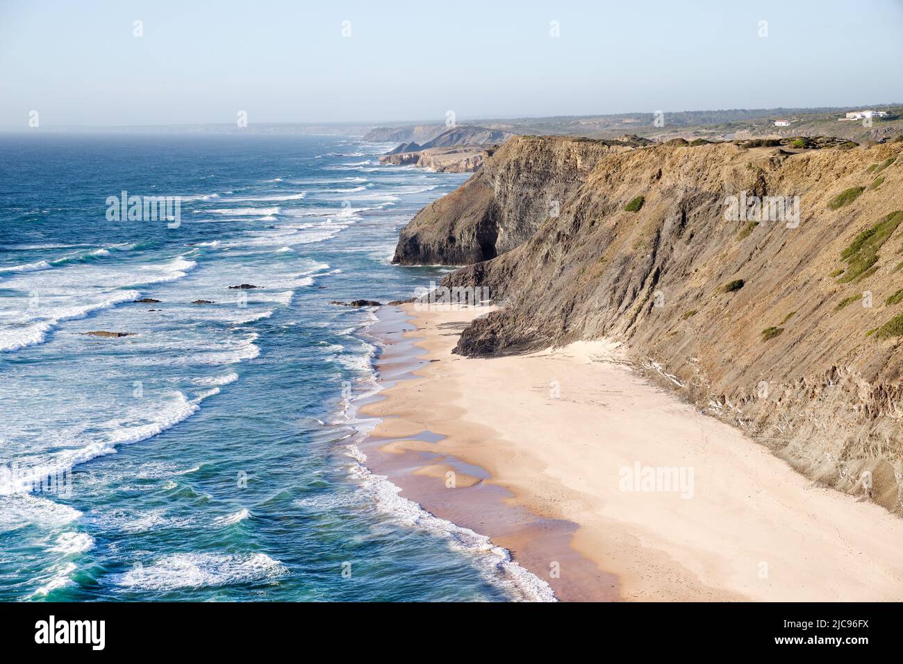 Verschiedene Sandtöne schaffen einen auffallenden Kontrast bei der rückläufigen Flut - Praia de Fateixa, Algarve, Portugal Stockfoto