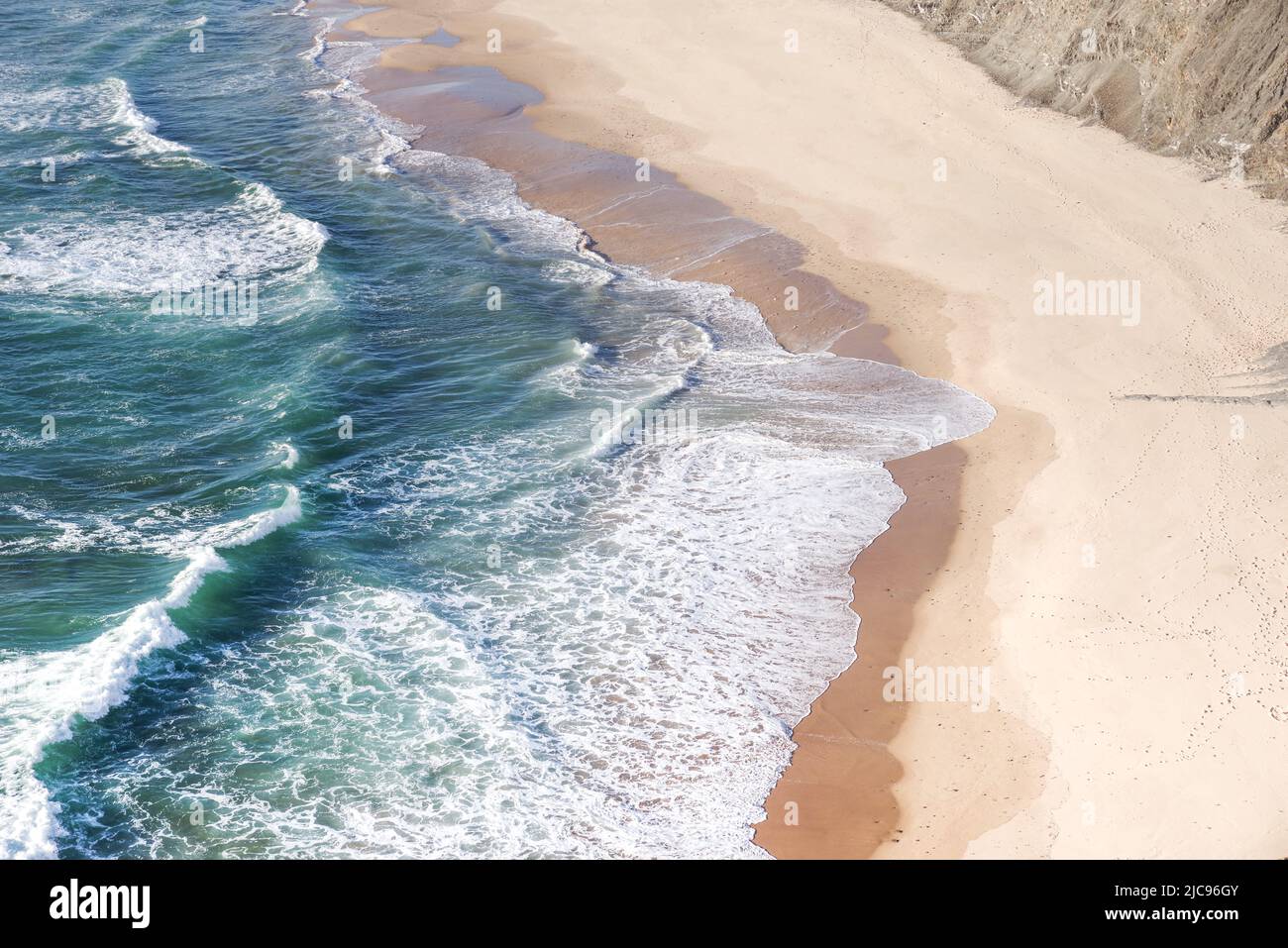 Verschiedene Sandtöne schaffen einen auffallenden Kontrast bei der rückläufigen Flut - Praia de Fateixa, Algarve, Portugal Stockfoto