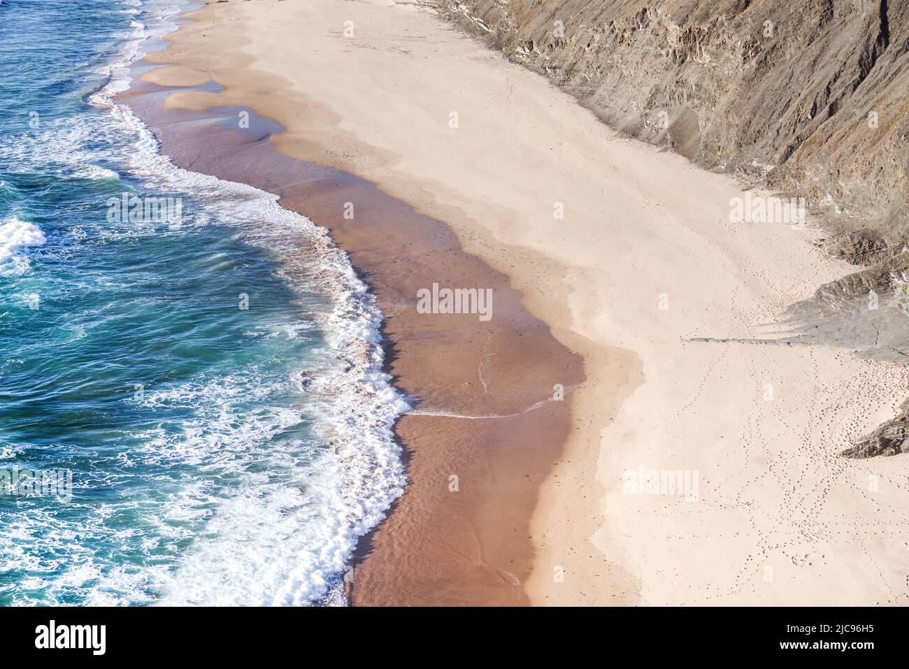 Verschiedene Sandtöne schaffen einen auffallenden Kontrast bei der rückläufigen Flut - Praia de Fateixa, Algarve, Portugal Stockfoto