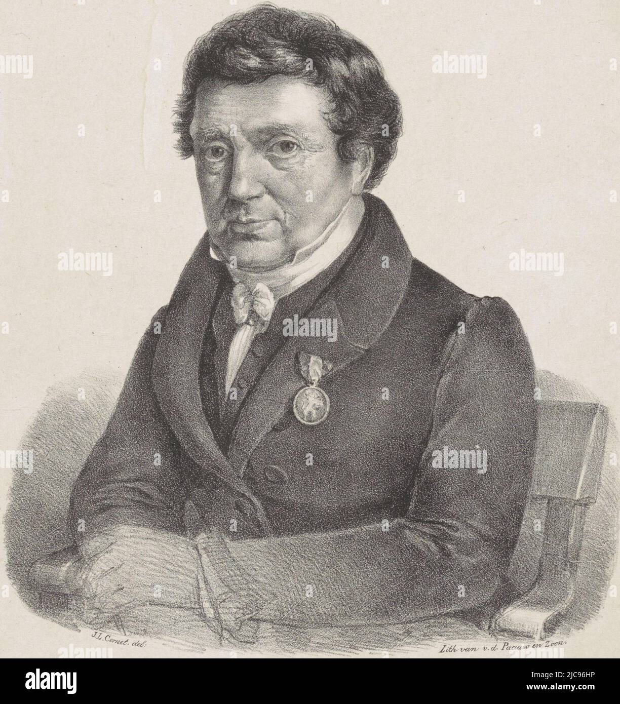 Die porträtierte Person trägt einen Mantel über einem aufstehenden weißen Kragen. Auf dem Revers trägt er ein Ritterabzeichen. Er sitzt auf einem Stuhl und hat die Hände gekreuzt. Unter dem Porträt sein Name und Verdienst, Porträt von B. van den Broek, Druckerei: Jacobus Ludovicus Cornet, (auf Objekt erwähnt), Drucker: Van der Paauw & Zoon, (auf Objekt erwähnt), Leiden, 1835, Papier, H 513 mm × B 318 mm Stockfoto
