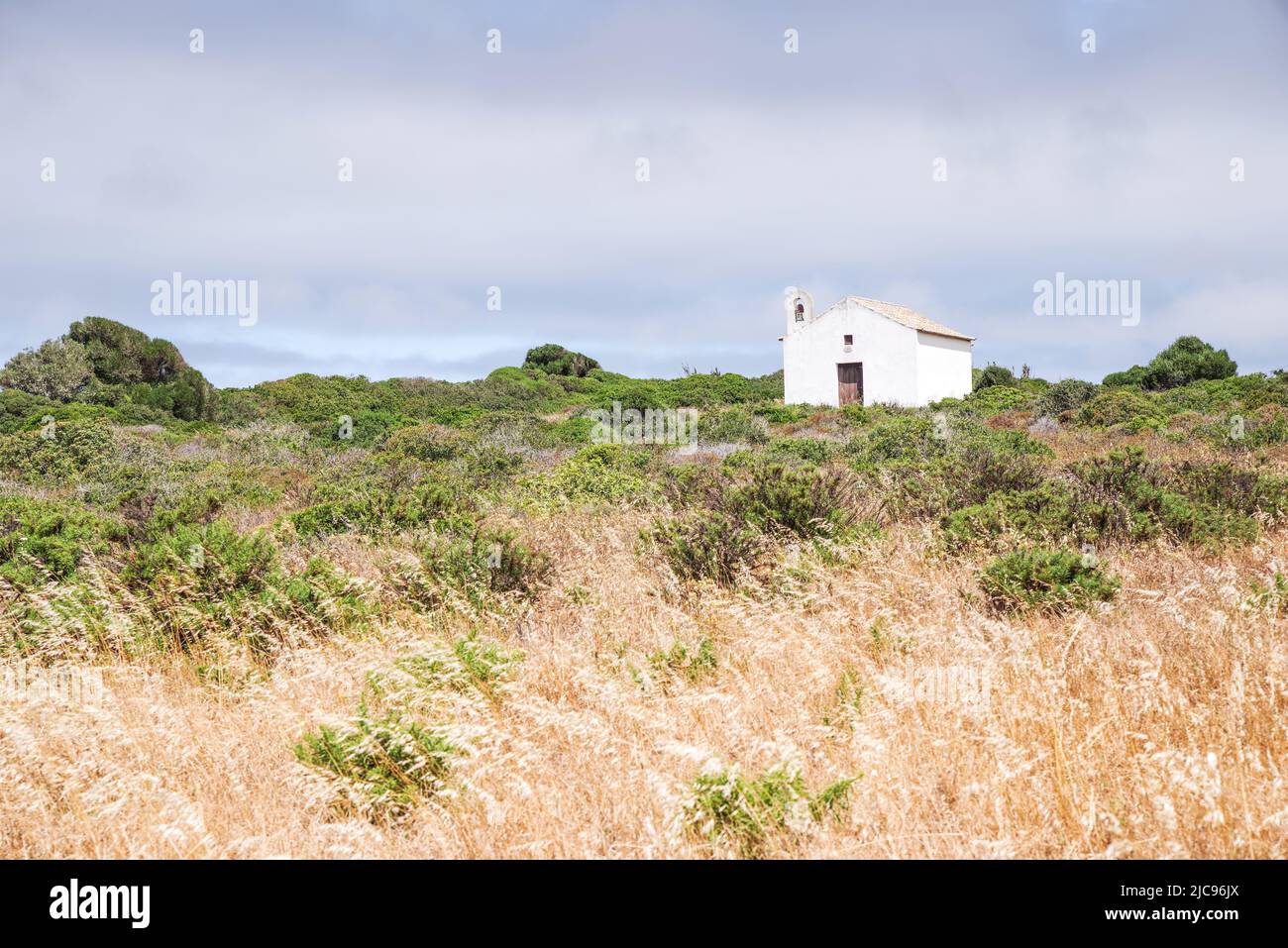 Kleine, weiß getünchte Kapelle, die allein auf den Feldern der ländlichen Algarve steht Stockfoto