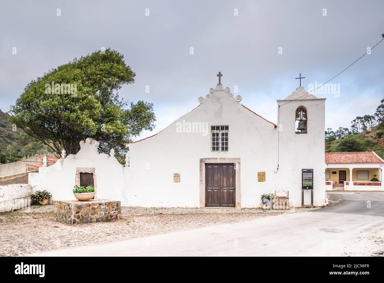 Igreja Matriz de Bordera - schöne kleine Kirche aus dem 18.. Jahrhundert in Bordeira (Algarve, Portugal) Stockfoto