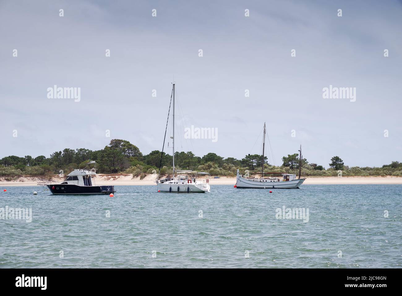 Praia dos Tesos mit seiner geschützten Küste und seinem flachen Wasser ist perfekt für ein "abseits der ausgetretenen Pfade" Stranderlebnis - Tavira, Algarve, Portugal Stockfoto