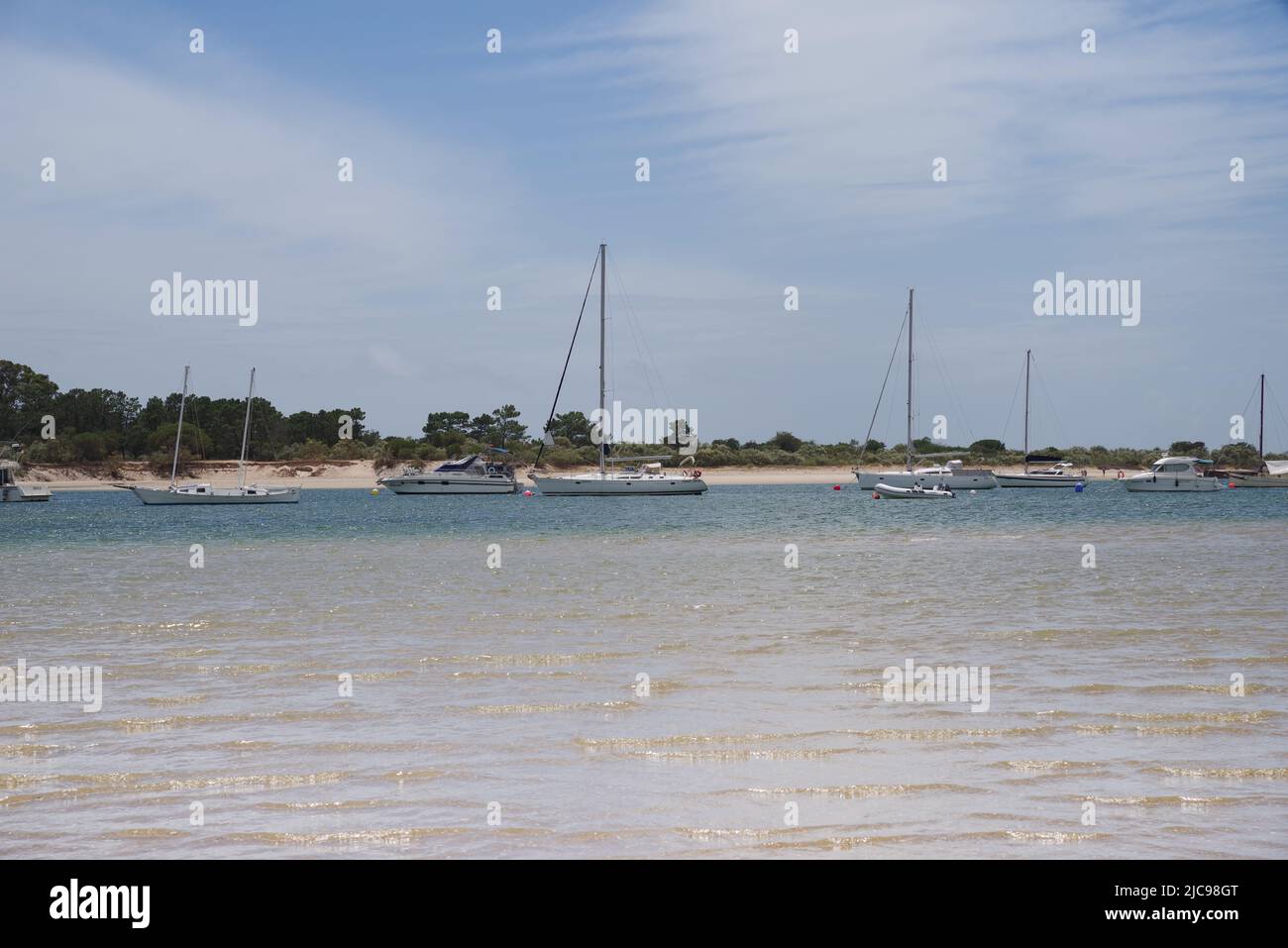 Praia dos Tesos mit seiner geschützten Küste und seinem flachen Wasser ist perfekt für ein "abseits der ausgetretenen Pfade" Stranderlebnis - Tavira, Algarve, Portugal Stockfoto