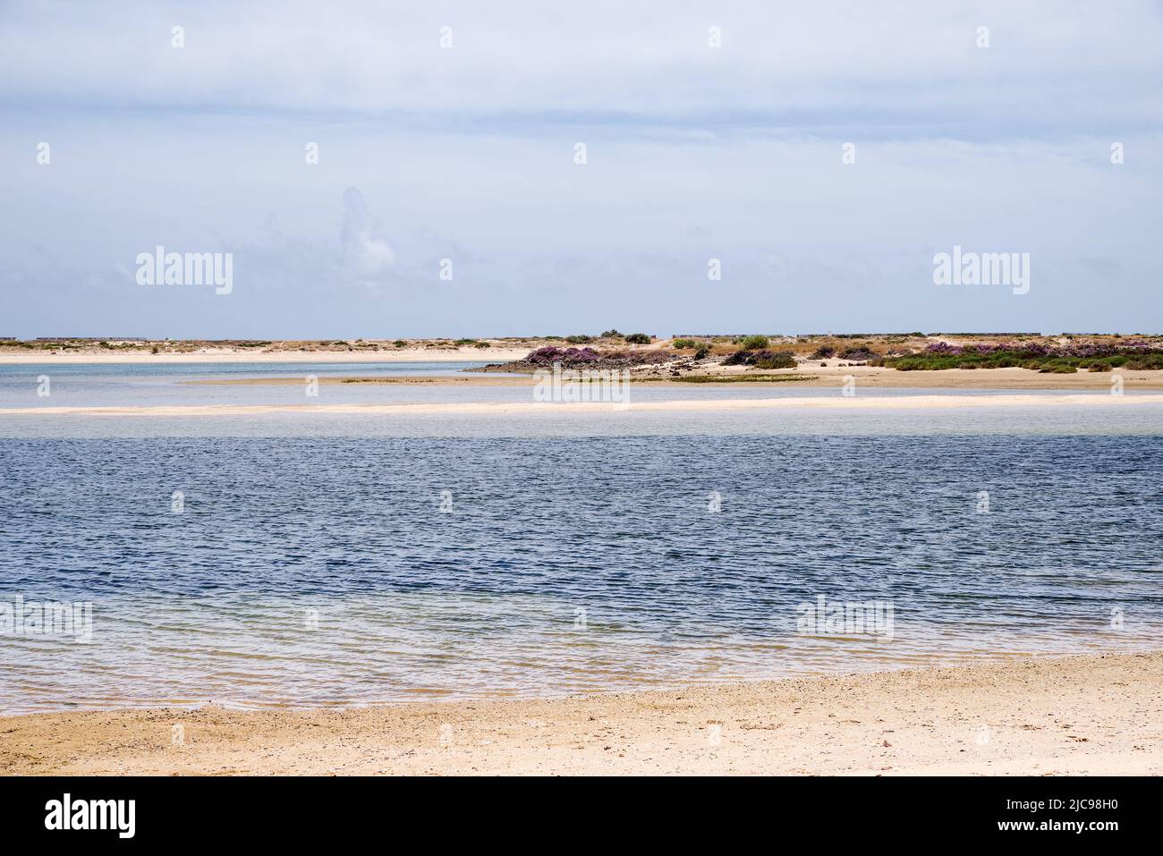 Praia dos Tesos mit seiner geschützten Küste und seinem flachen Wasser ist perfekt für ein "abseits der ausgetretenen Pfade" Stranderlebnis - Tavira, Algarve, Portugal Stockfoto