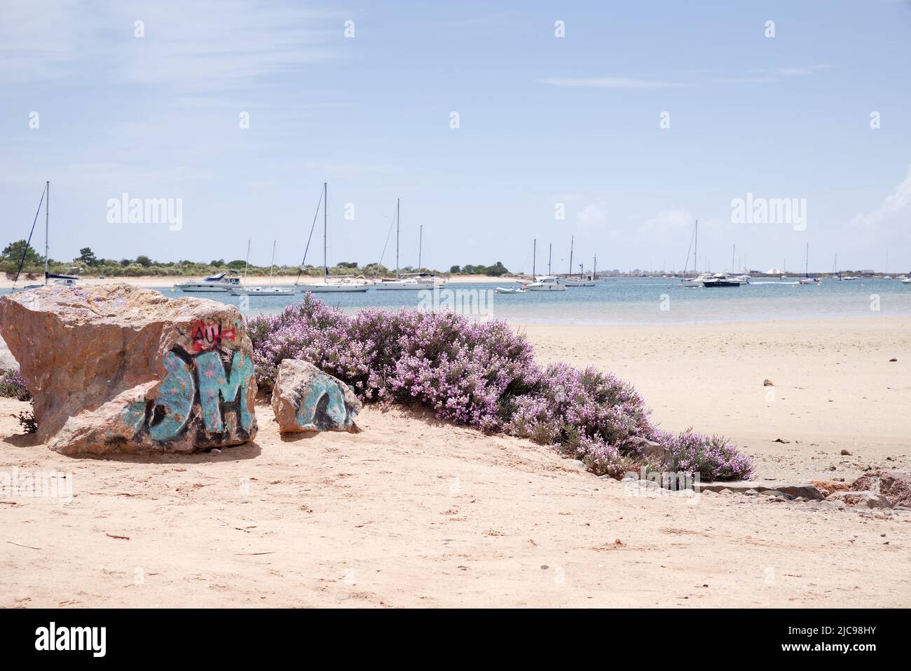 Praia dos Tesos mit seiner geschützten Küste und seinem flachen Wasser ist perfekt für ein "abseits der ausgetretenen Pfade" Stranderlebnis - Tavira, Algarve, Portugal Stockfoto