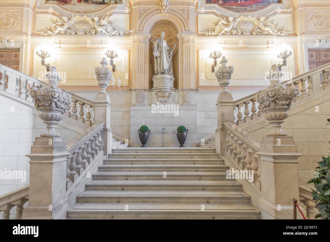 Turin, Italien - circa Januar 2022: Eingang zum Königspalast - elegante Marmortreppe Stockfoto