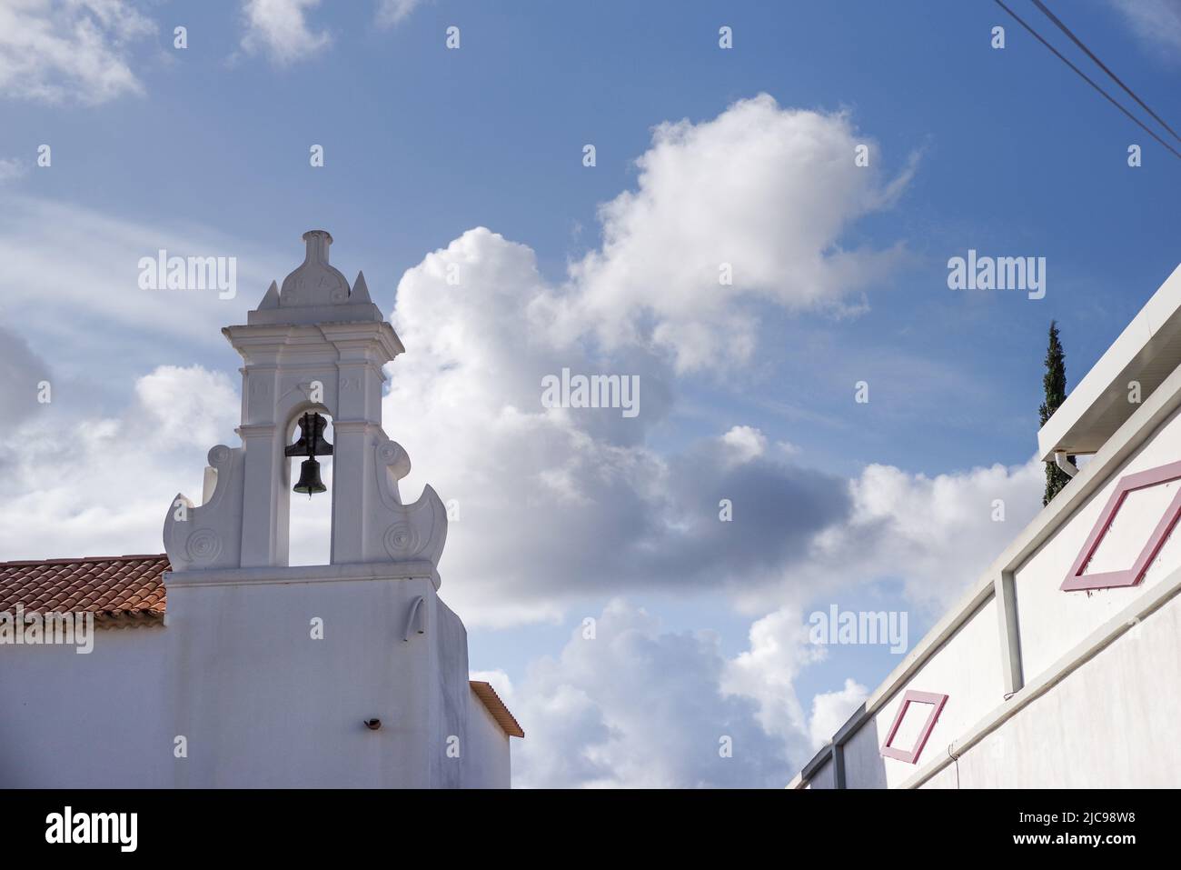 Glockenturm der Kirche Ermida de Santa Ana in Tavira - Algarve, Portugal Stockfoto