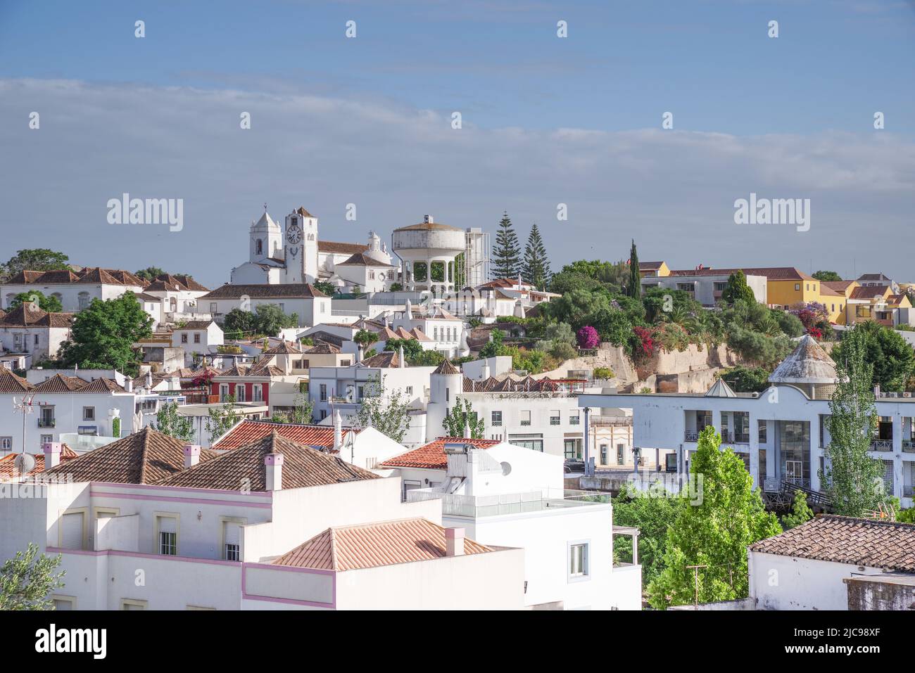 Tavira Kirche und Altstadt sonnen sich in der späten Nachmittagssonne - Algarve, Portugal Stockfoto