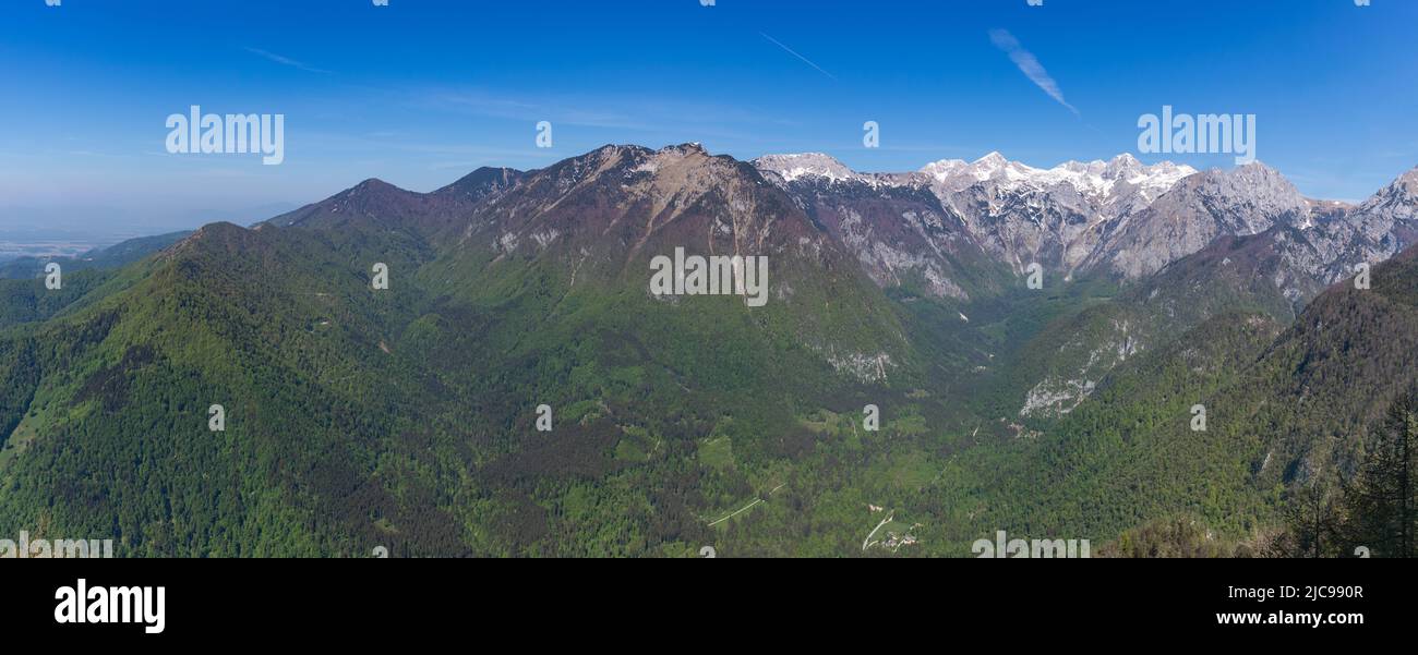 Ein Bild der Kamnik-Savinja-Alpen, von der slowenischen Seite aus gesehen. Stockfoto