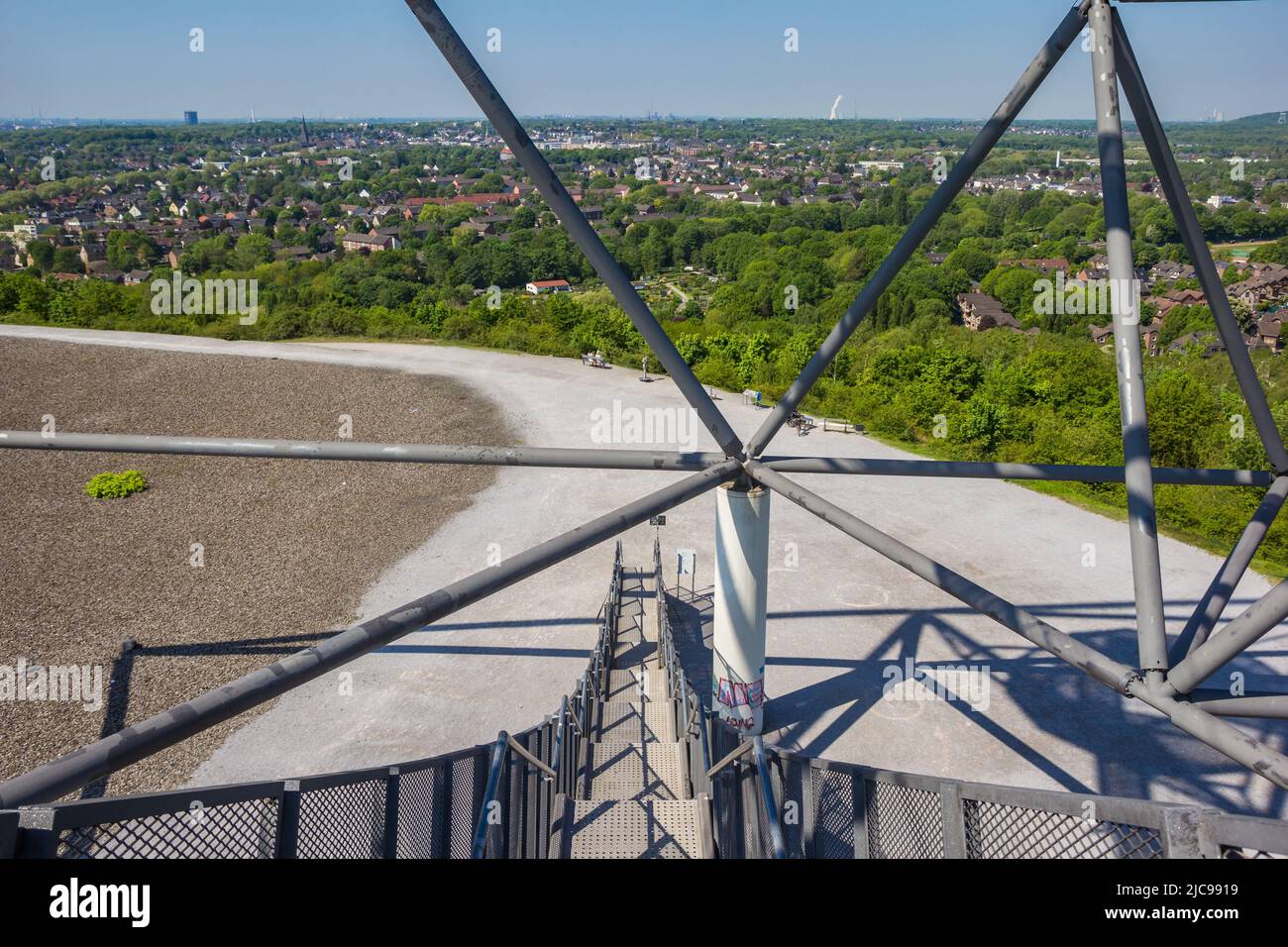 Treppe des Tetraeders mit Blick auf die Landschaft in Bottrop, Deutschland Stockfoto