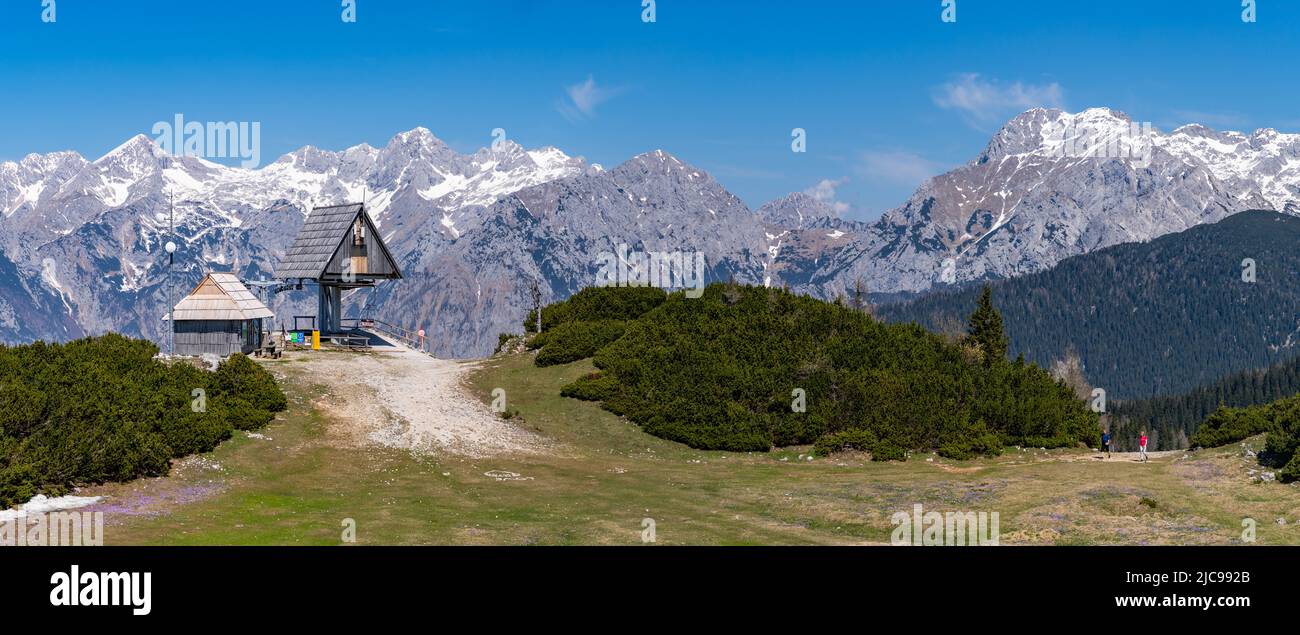 Ein Bild der Kamnik-Savinja Alpen auf dem Hintergrund der Skiliftstation der Velika Planina. Stockfoto