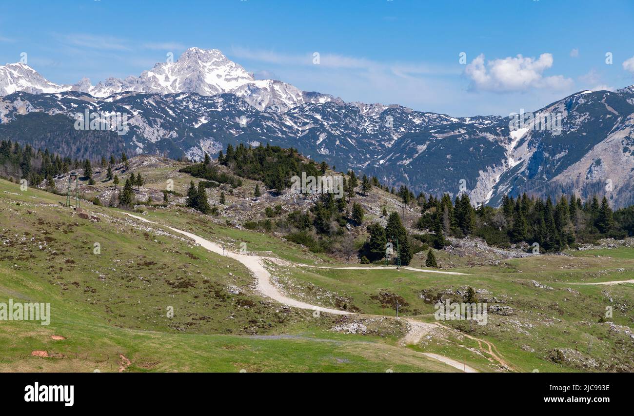 Ein Bild der Kamnik-Savinja Alpen auf dem Hintergrund der Landschaft der Velika Planina. Stockfoto