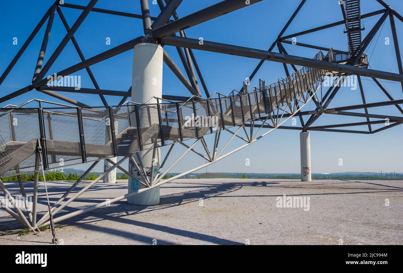 Stahltreppe hinauf zu den Aussichtsplattform des Tetraeders in Bottrop, Deutschland Stockfoto