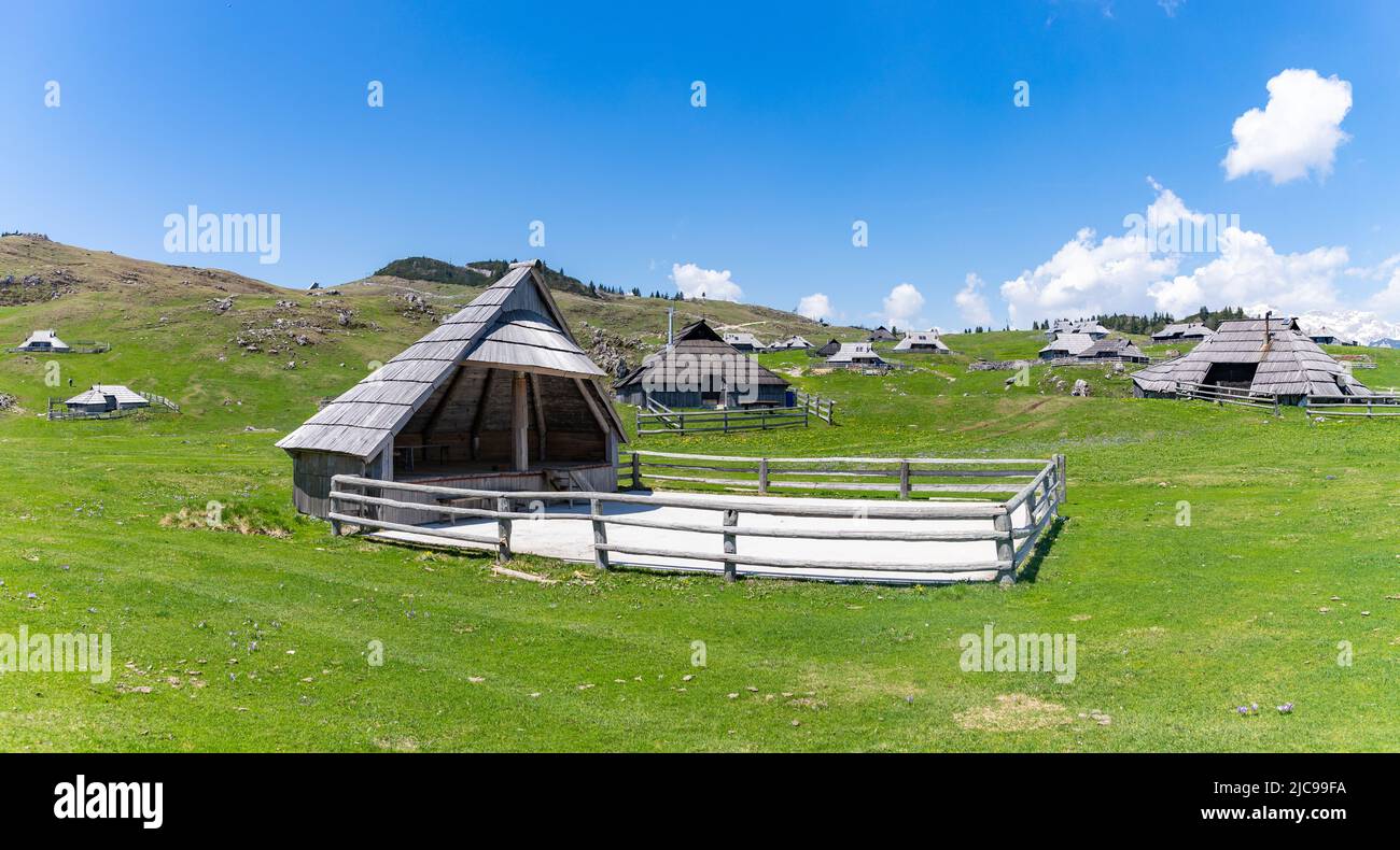 Ein Nahaufnahme einer kleinen Bühne auf Velika Planina oder Big Weide Plateau. Stockfoto
