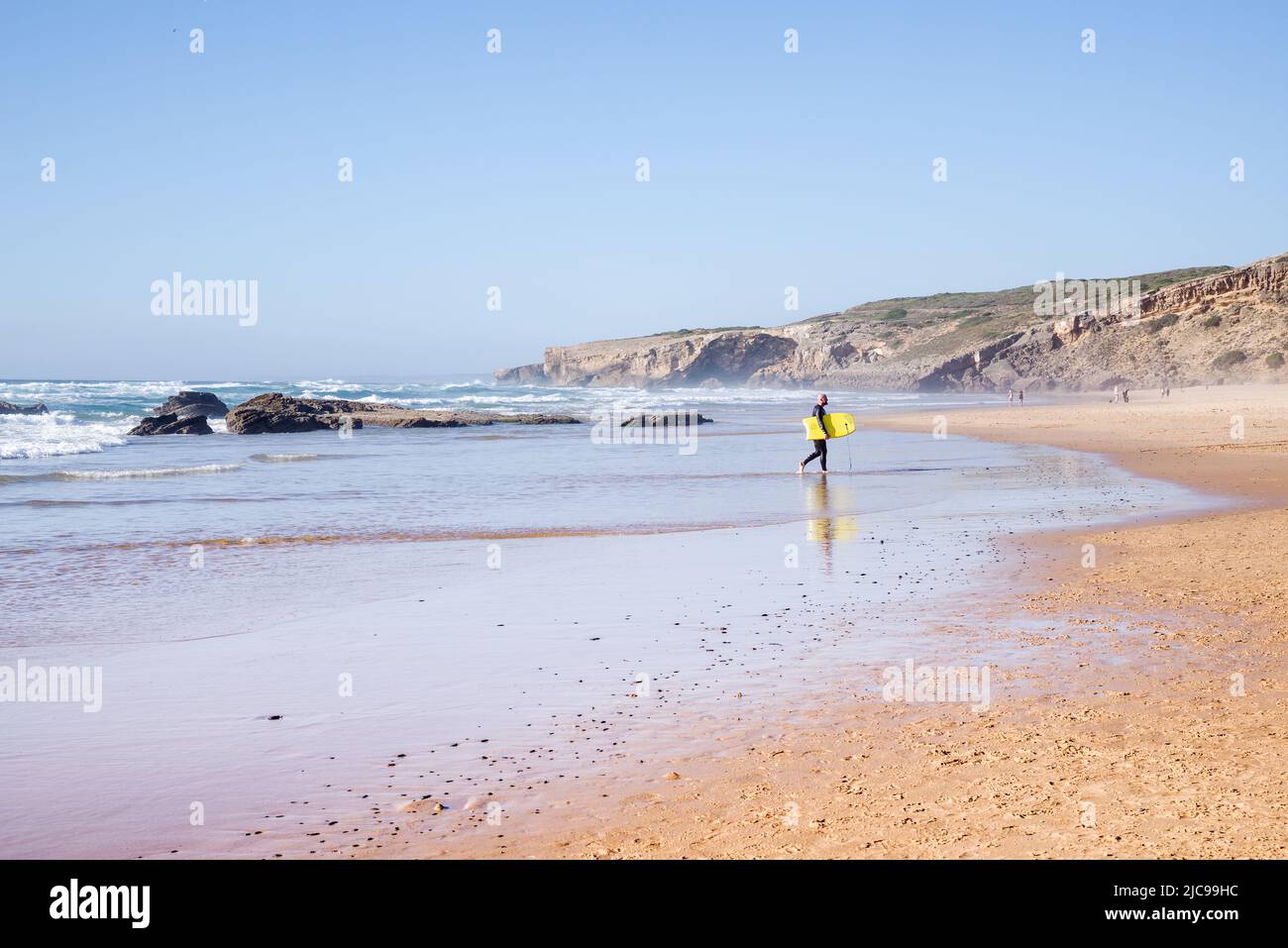 Bodyboarder, der am späten Nachmittag am Praia de Monte Clérigo an der Algarve, Portugal, surfen kann Stockfoto