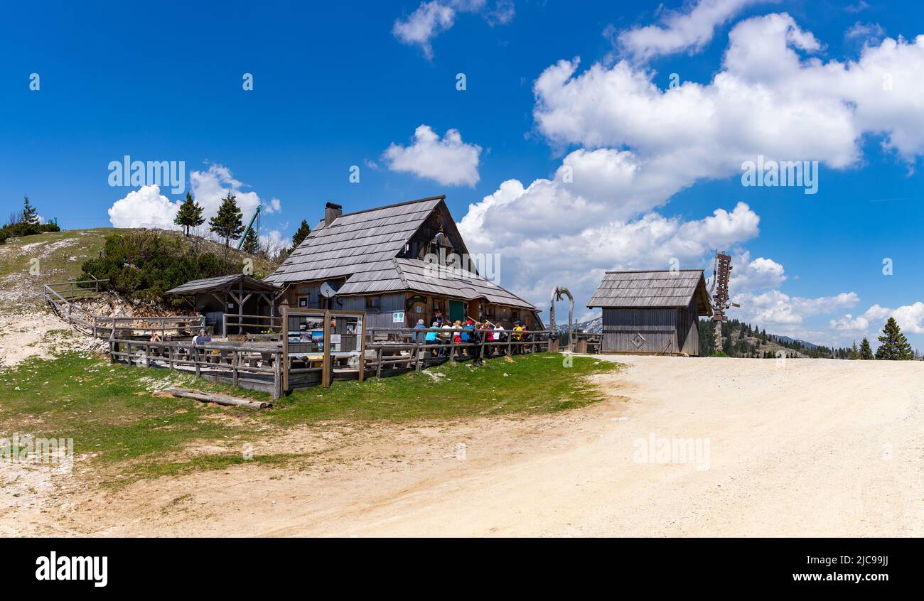 Ein Bild von einer Restauranthütte auf Velika Planina, oder Big Weide Plateau. Stockfoto