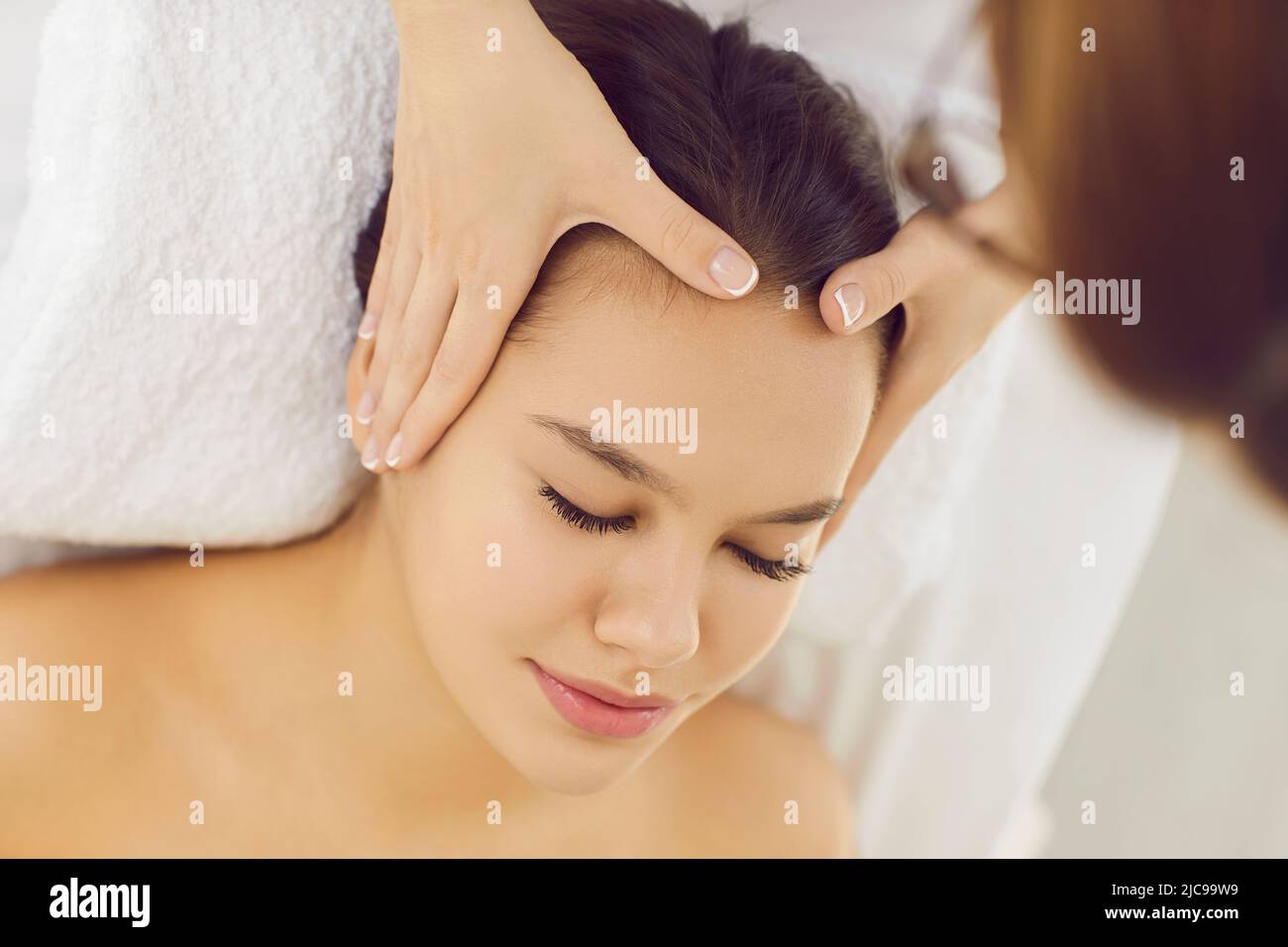 Kosmetologe tun Gesicht Lifting Massage für den Kunden Stockfoto