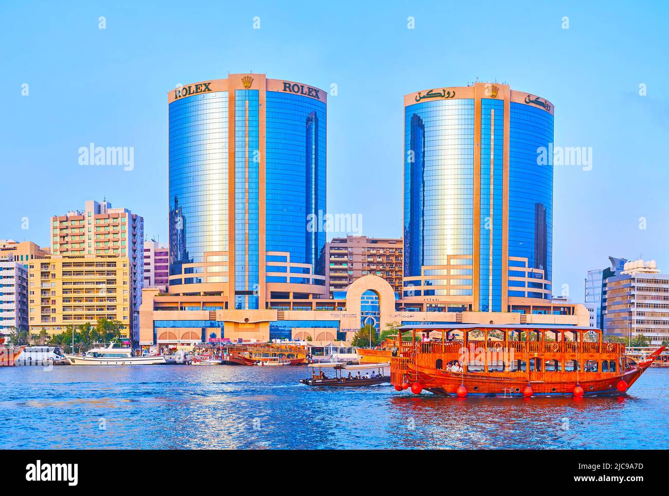 DUBAI, VAE - 1. MÄRZ 2020: Deira Twin Towers hinter den schwimmenden Abra- und Dhow-Booten auf dem Dubai Creek, am 1. März in Dubai Stockfoto