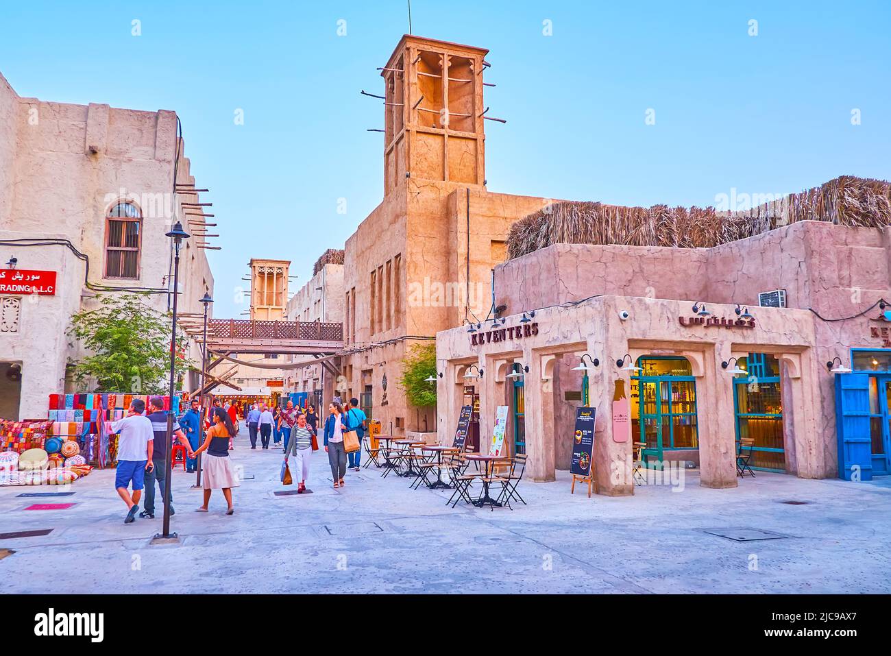 DUBAI, VAE - 1. MÄRZ 2020: Die überfüllte Gasse des Touristenmarktes mit kleinen Ständen, Cafés, Restaurants im Freien und lehmhäusern, am 1. März in Dubai Stockfoto