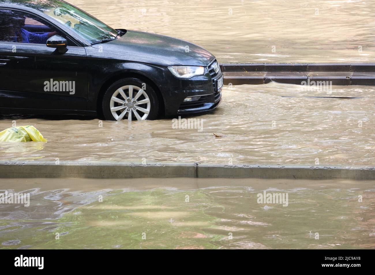 Ankara, Türkei, nach dem Regen in den Schächten von Ankara explodierte und es gab eine Überschwemmung in den Straßen von Bahcelievler Ankar View Straßen, die mit Hochwasser und Autos auf der Straße gesperrt waren Credit: Del Calle/Alamy Live News Stockfoto