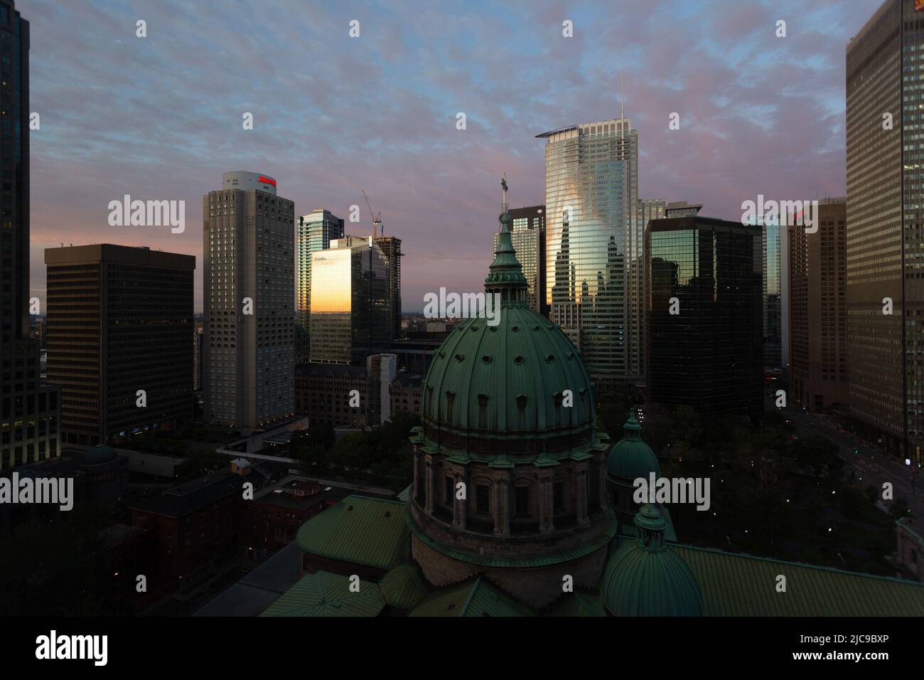 Reflexionen bei Sonnenaufgang in der Innenstadt von Montreal Stockfoto