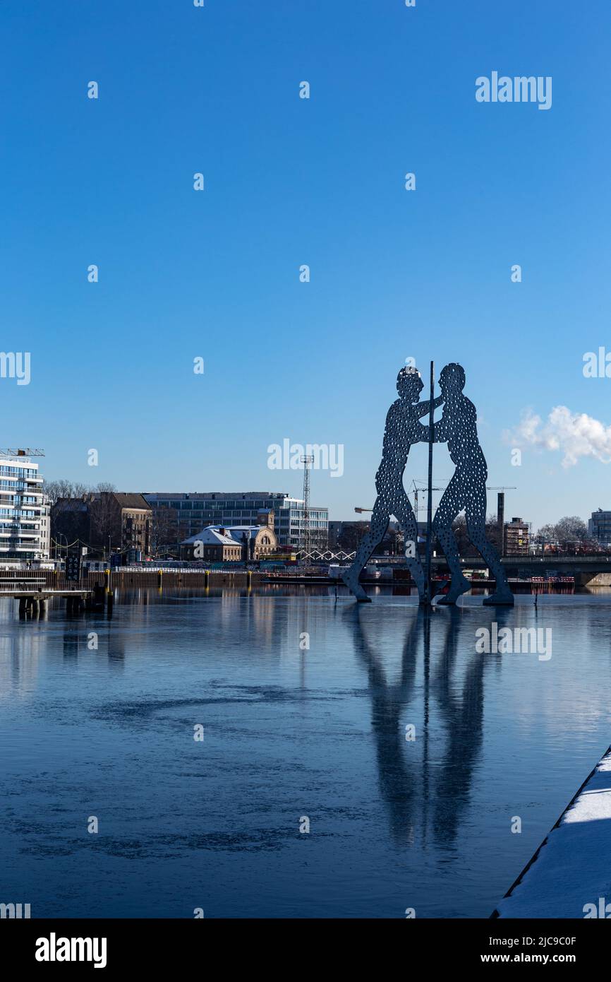 Molekül-Mensch spiegelte sich an einem wolkenfreien Wintertag im Fluss wider. Stockfoto