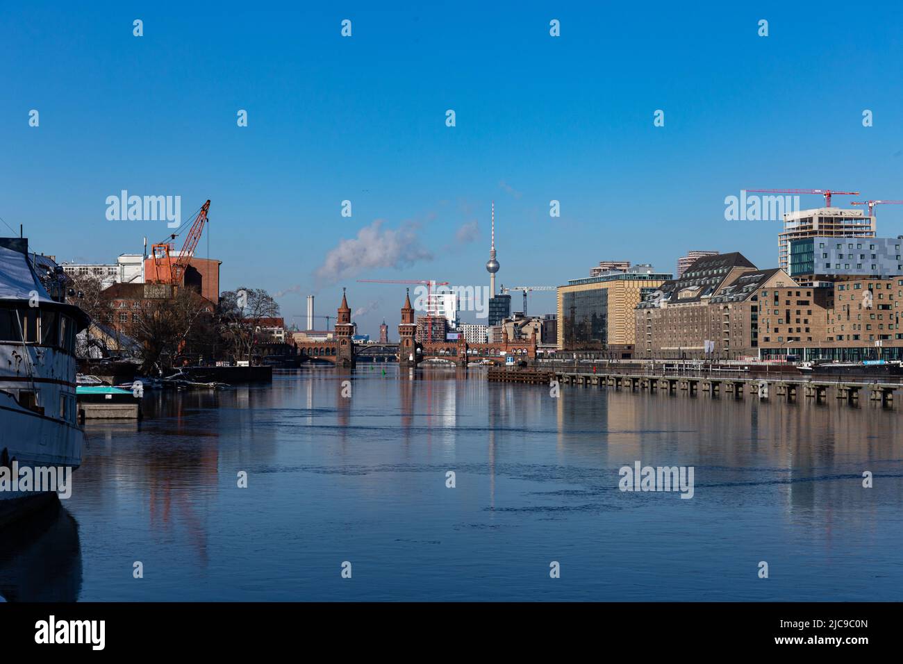 Berliner Skyline mit Reflexionen in der Spree. Stockfoto