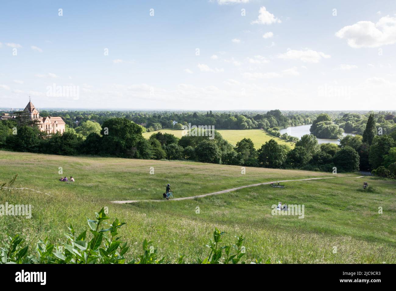 Das Petersham Hotel in der Nightingale Lane, umgeben von üppiger Wiesenlandschaft, Richmond, TW10, England, Großbritannien Stockfoto