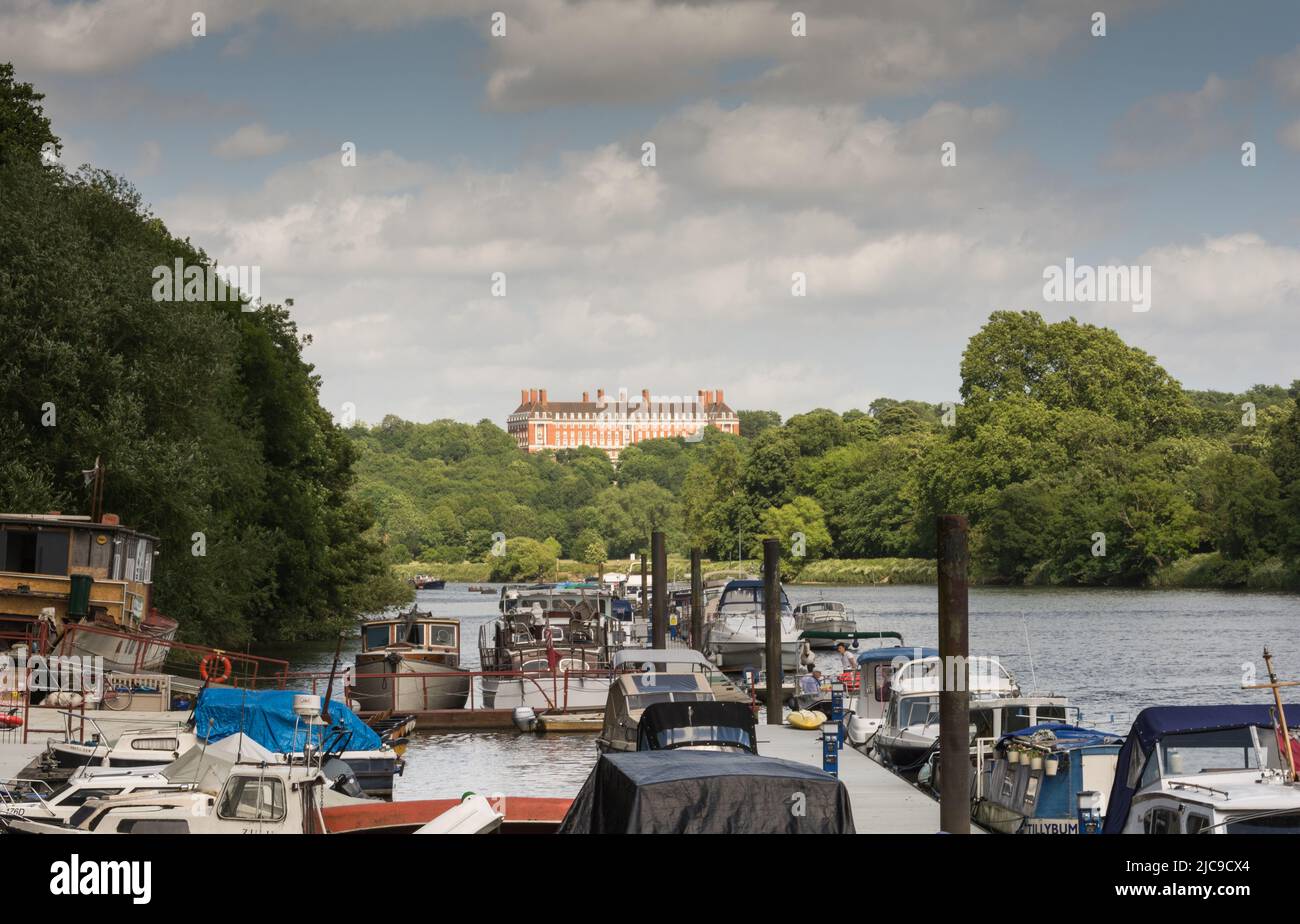 Blick auf das Petersham Hotel auf dem Richmond Hill von der Themse im Orleans Park, London Borough of Richmond upon Thames, London, England, Großbritannien Stockfoto
