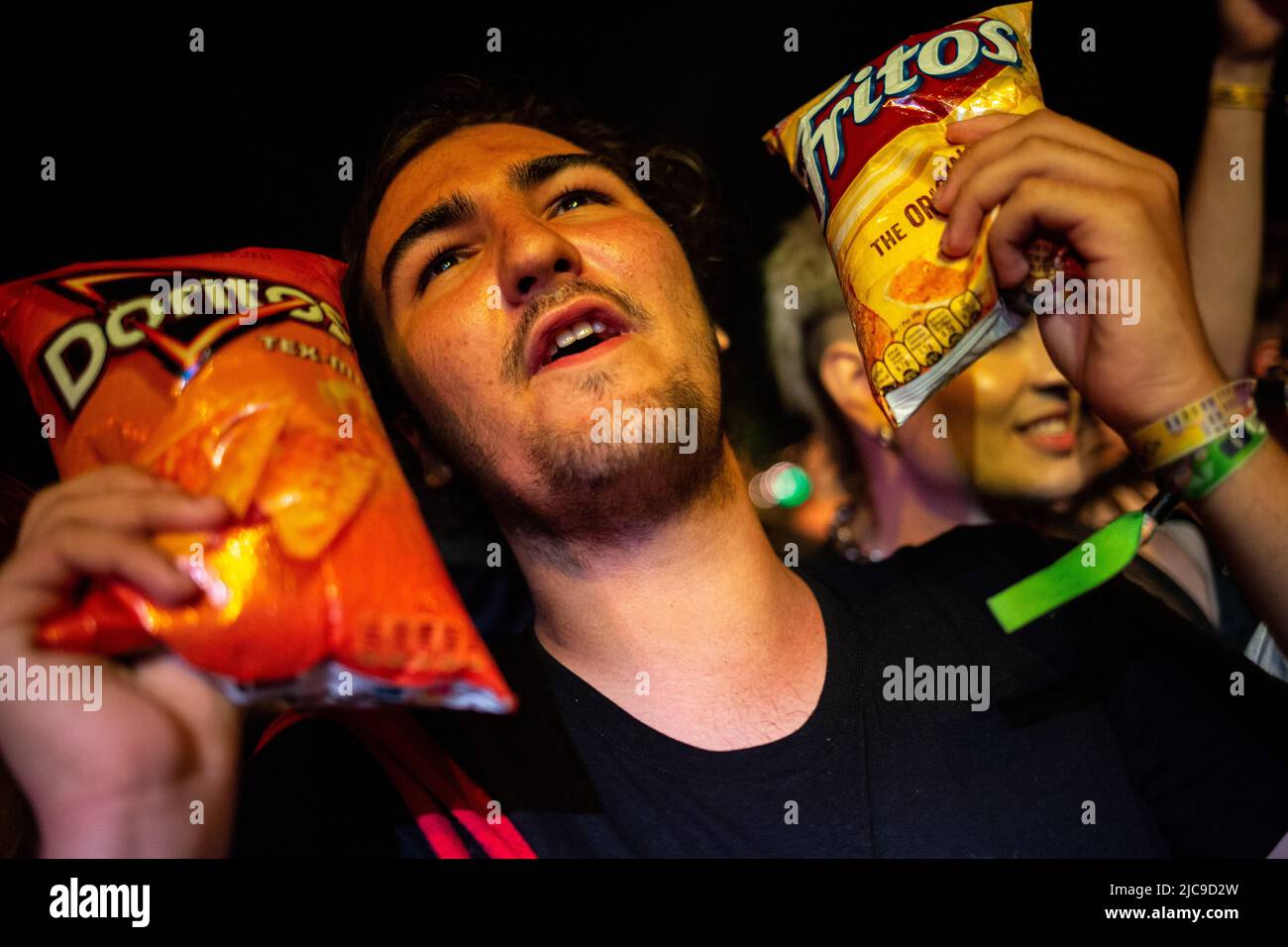 Festivalbesucher mit zwei Packungen Snacks auf der Super Bock Stage während des NOS Primavera Sound 2022 in Porto, Portugal. Stockfoto