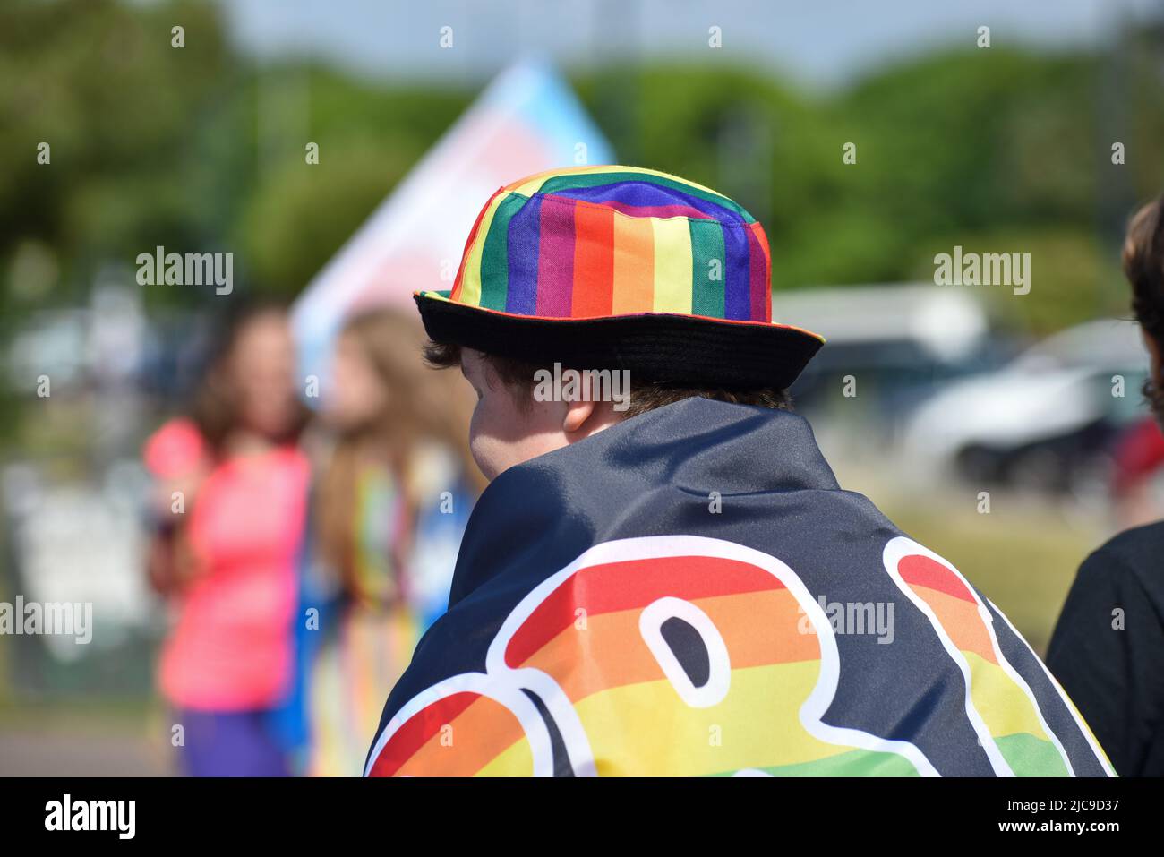 Menschen treffen sich am Startpunkt der Portsmouth Pride 2022 Parade. Helle Regenbogenfarben in der einen oder anderen Form sorgen für einen bunten Tag. Stockfoto