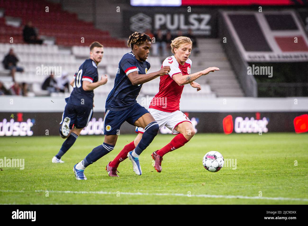 Vejle, Dänemark. 10.. Juni 2022. Mads Bidstrup (21) aus Dänemark und Dapo Mebude (9) aus Schottland wurden während des Qualifikationsspiel U21 zwischen Dänemark und Schottland im Vejle Stadion in Vejle gesehen. (Foto: Gonzales Photo/Alamy Live News Stockfoto