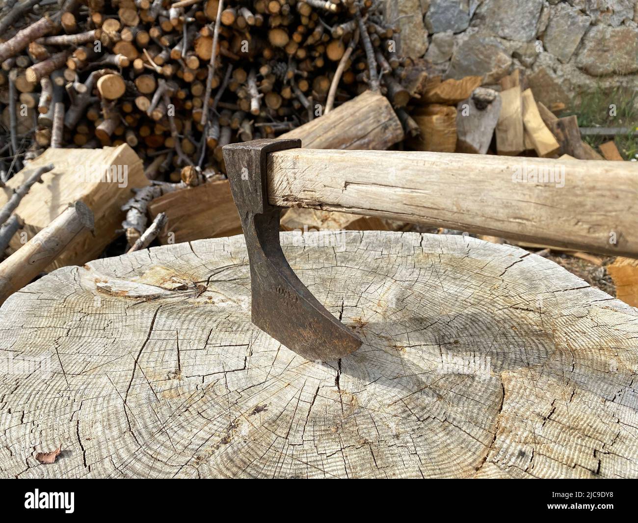 Axe im Hackblock geschnitten. Vorbereitung für das Winterkonzept. Brennholz. Stockfoto