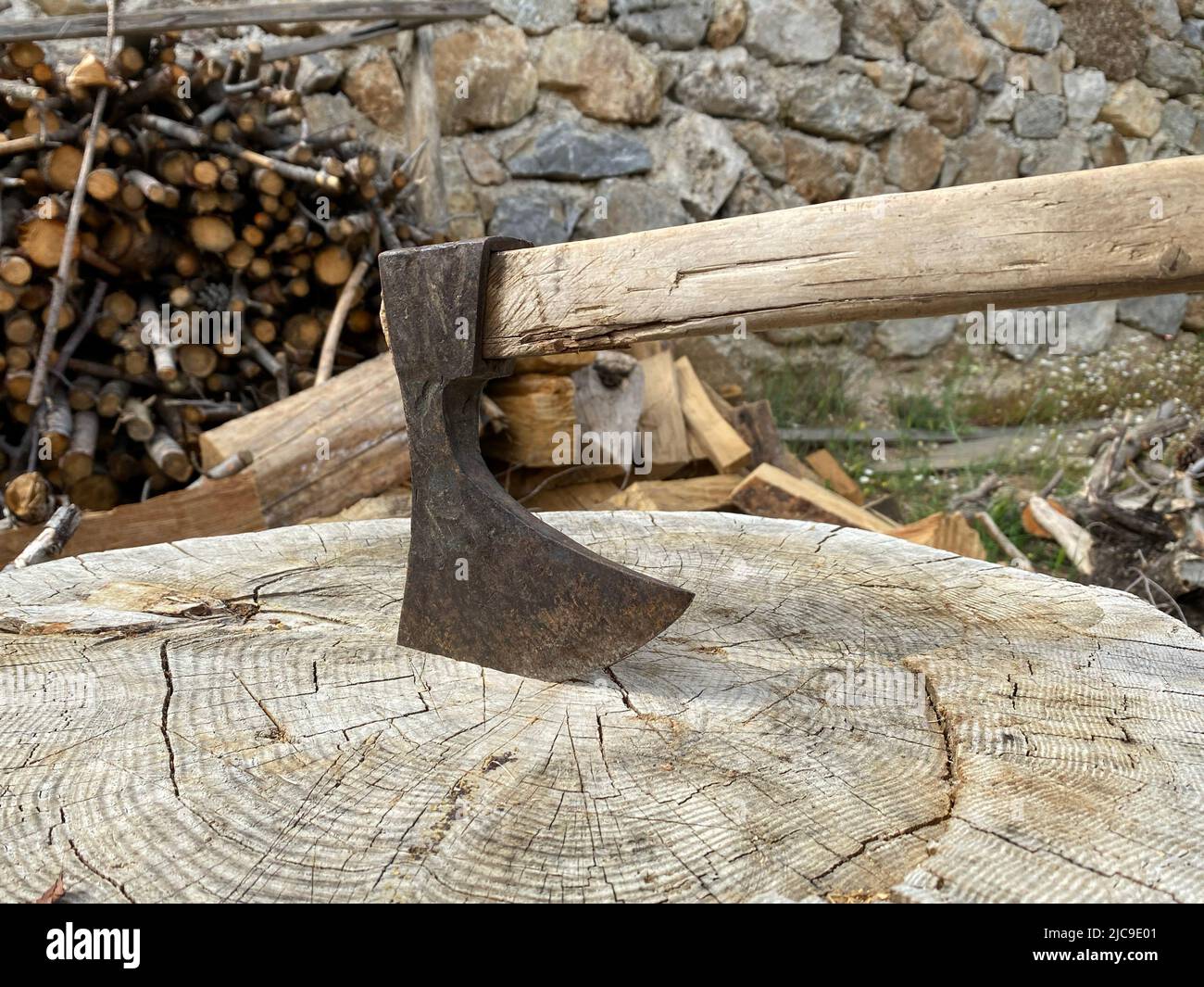 Axe im Hackblock geschnitten. Vorbereitung für das Winterkonzept. Brennholz. Stockfoto
