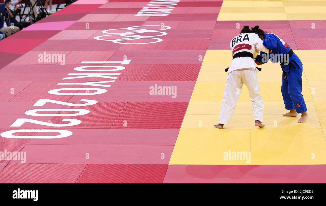 27.. JULI 2021 - TOKIO, JAPAN: Ketleyn QUADROS aus Brasilien (weiß) besiegt in der Runde der 16 Judo-Frauen mit -63 km die KÜHNE Mongolin Gankhaich (blau) Stockfoto