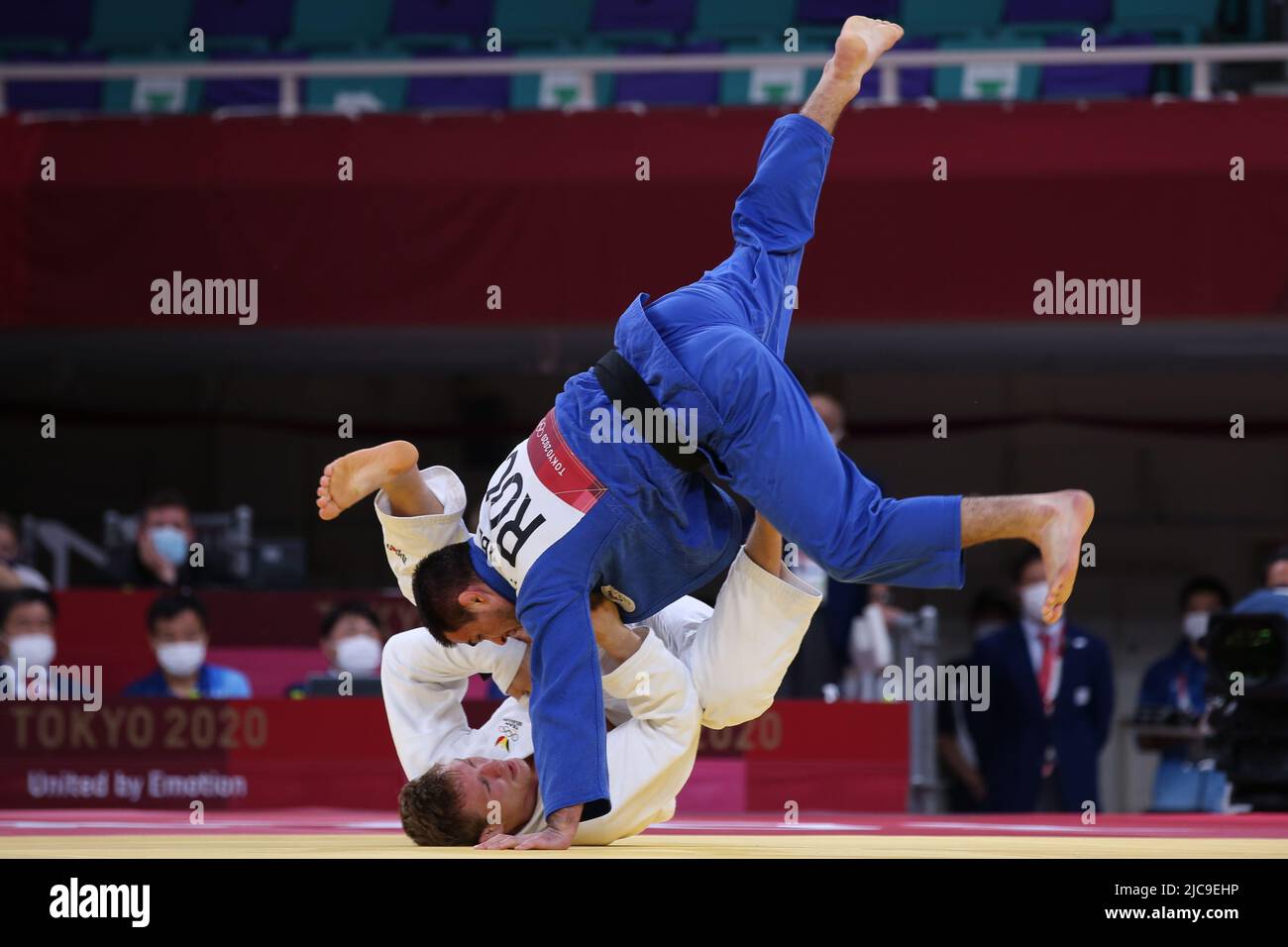 27.. JULI 2021 - TOKIO, JAPAN: Matthias CASSE aus Belgien (weiß) besiegt Alan Khubetsov aus Russland (blau) im Viertelfinale der Judo Men -81 kg Stockfoto