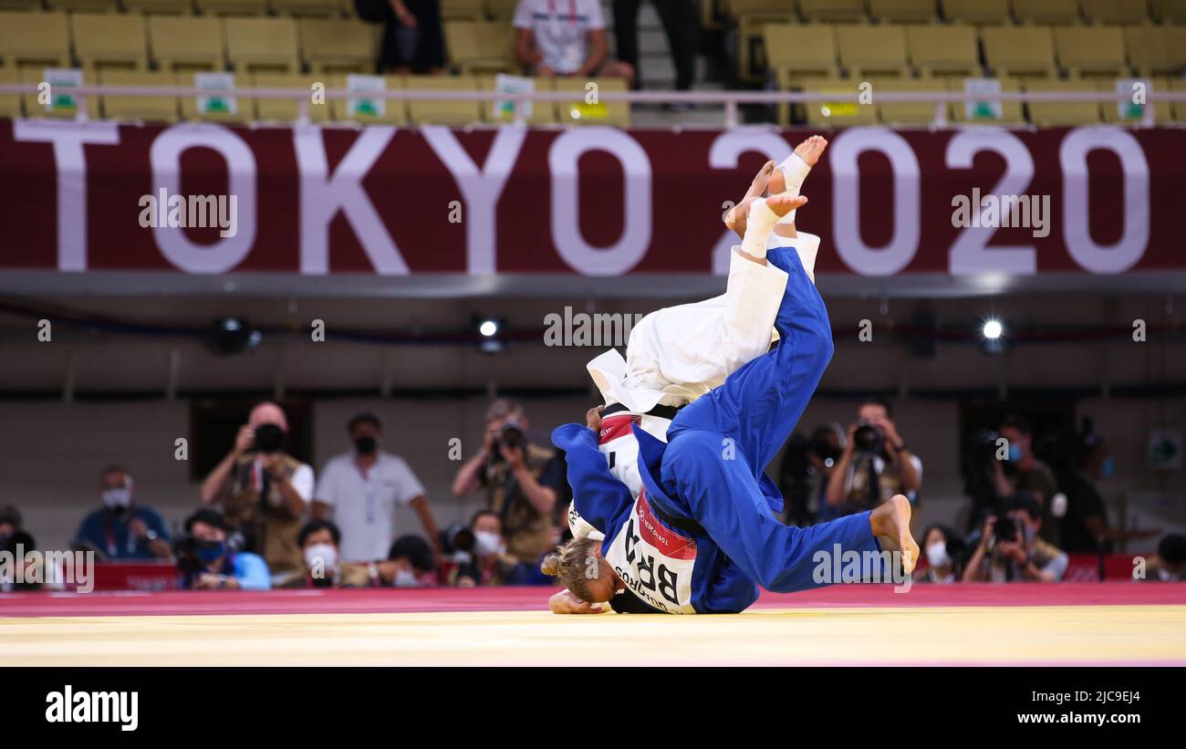 27.. JULI 2021 - TOKIO, JAPAN: Juul Franssen aus den Niederlanden (weiß) besiegt Ketleyn Quadros aus Brasilien (blau) bei der Repechage der Judo-Frauen -63 km Stockfoto