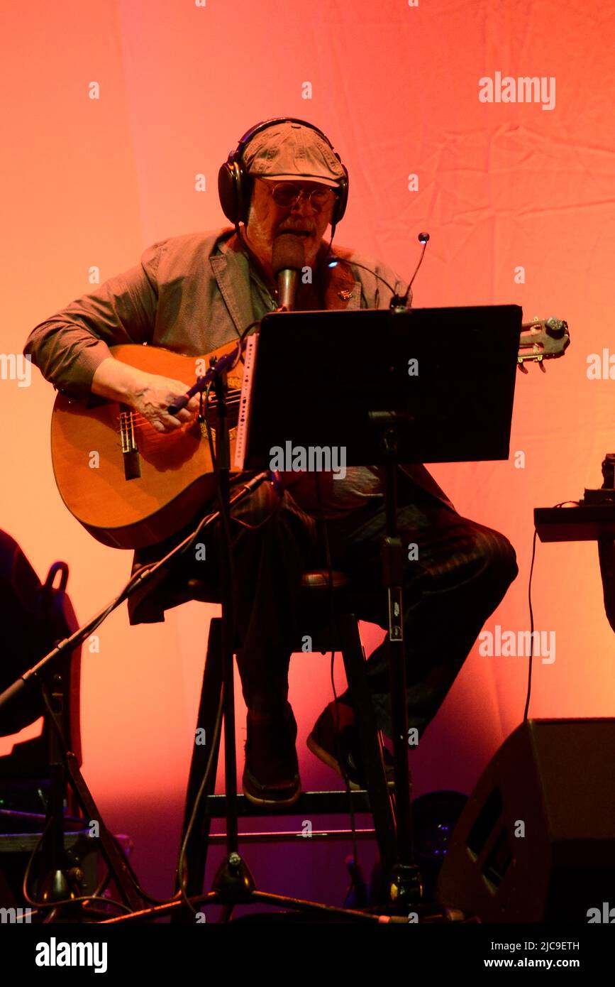 Nicht exklusiv: 10. Juni 2022, Mexiko-Stadt, Mexiko: Der kubanische Trova-Sänger und -Songwriter Silvio Rodríguez singt auf der Bühne während eines kostenlosen Konzerts in Mexiko-Stadt Stockfoto